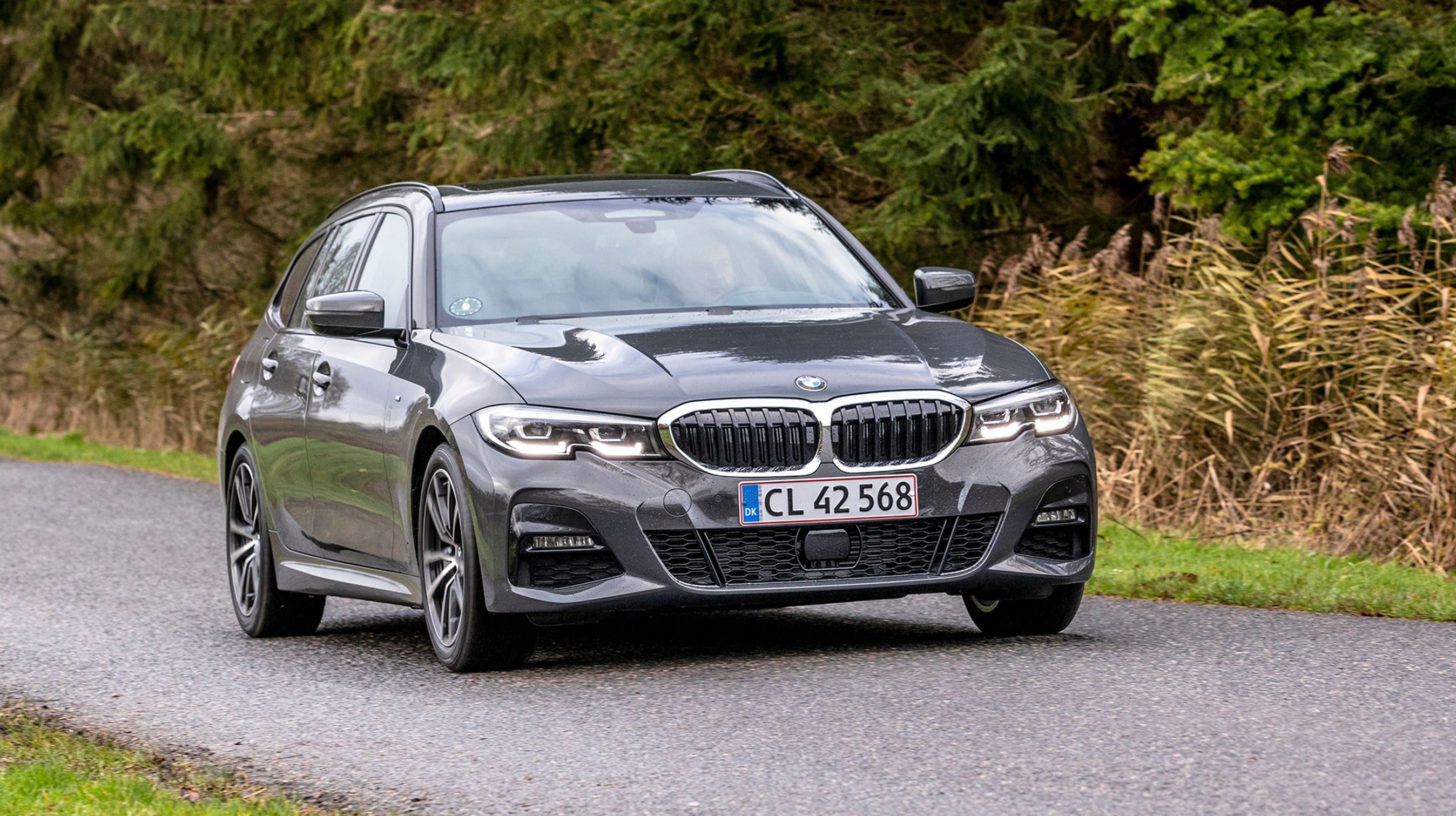 Syvende generation af 3-serien blev lanceret her i 2019, og det mærkes især på de digitale muligheder bilen byder på. Og så er køreegenskaberne blevet mere dynamiske. Tak for det!