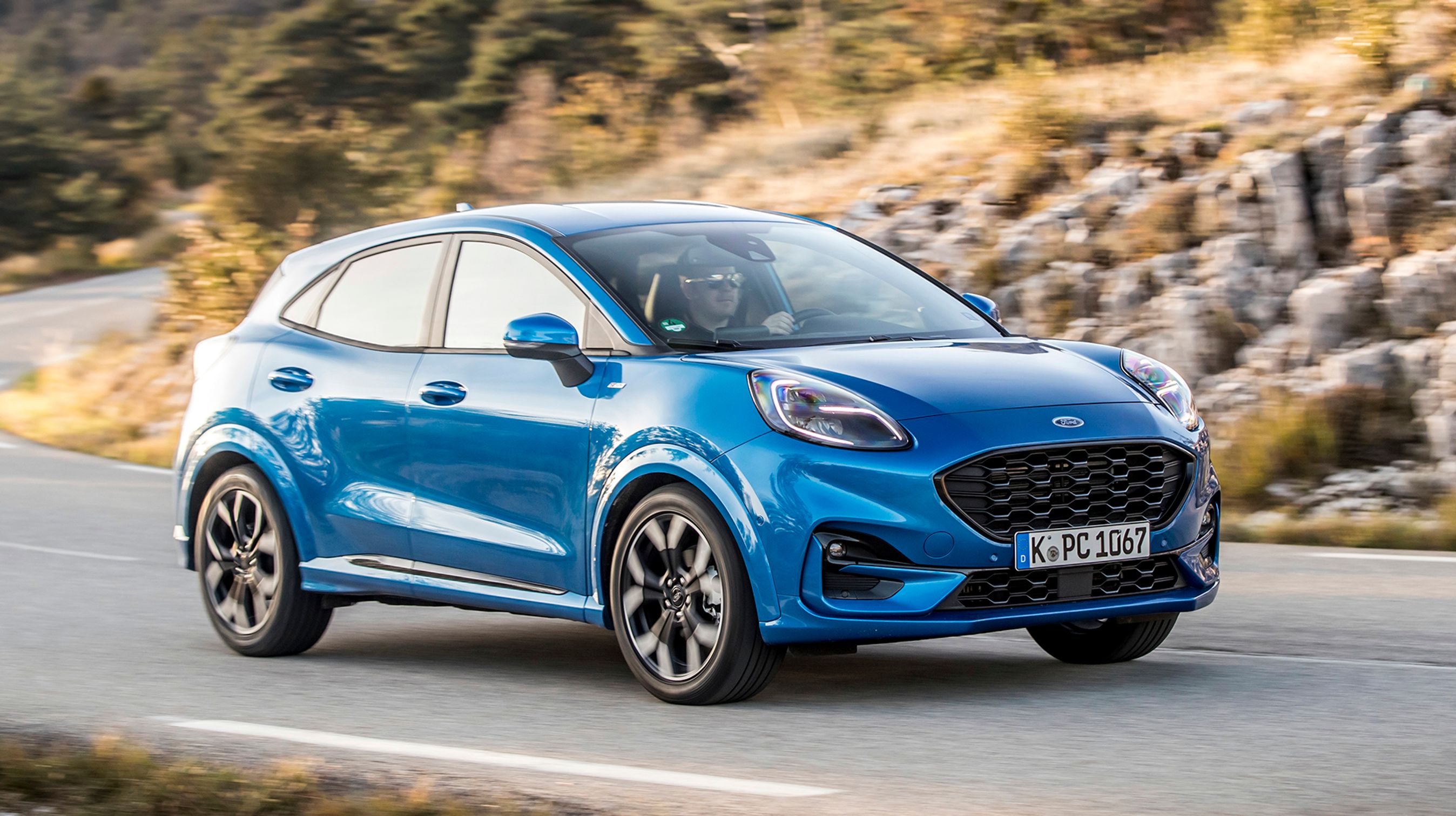 De store forlygter giver bilen en front, der ser glad og smilende ud. Store dele af bilen er identisk med Fiesta, bl.a. taget og forruden.