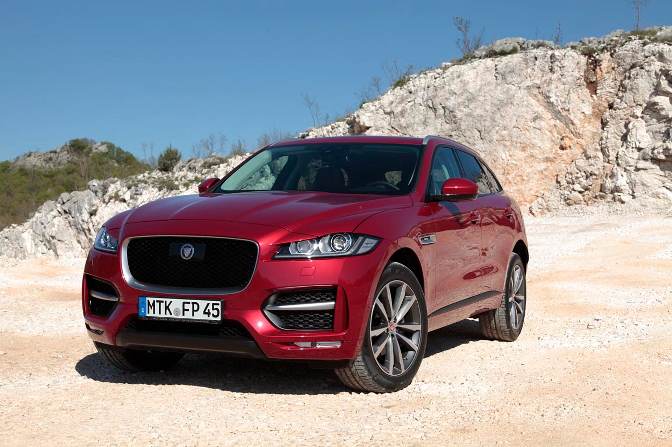 F-Pace er Jaguars første SUV og også en meget anderledes Jaguar. Designerne har dog forsøgt at holde fast i det britiske mærkes formsprog. Foto: Peter Clausen og Jaguar