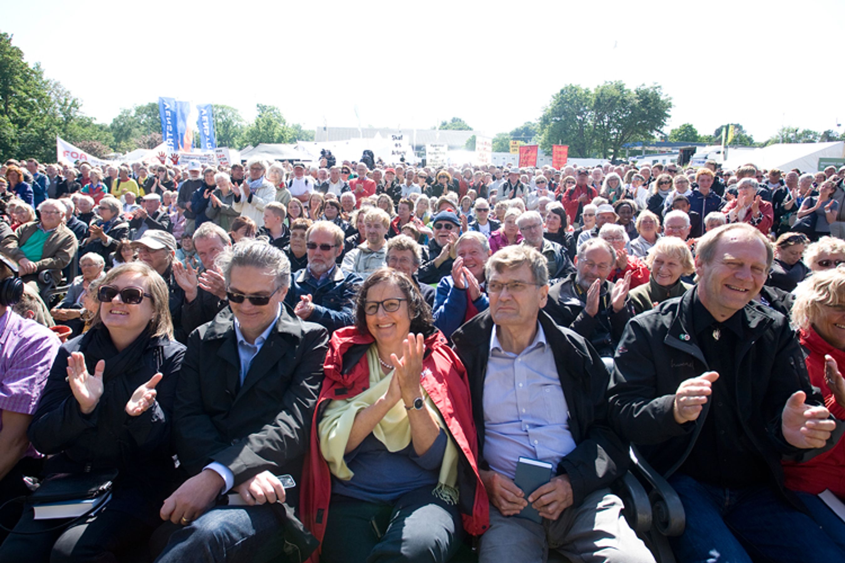 Publikum foran hovedscenen til Folkemødet.