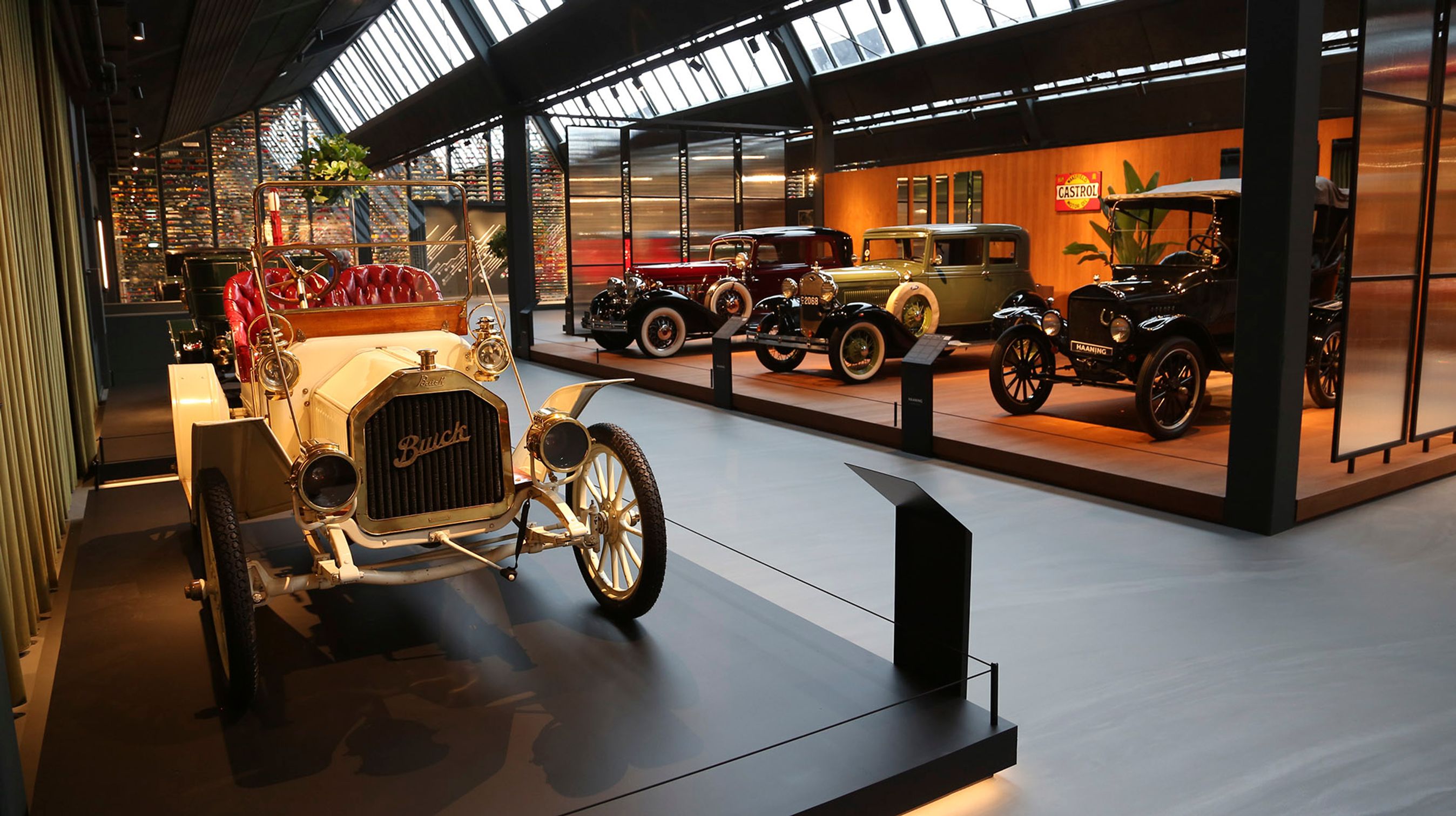 Haaning-samlingen er inddelt i fem tidszoner med fokus på de vigtigste perioder i bilens historie. Her er vi i afdelingen for biler fra før Anden Verdenskrig.