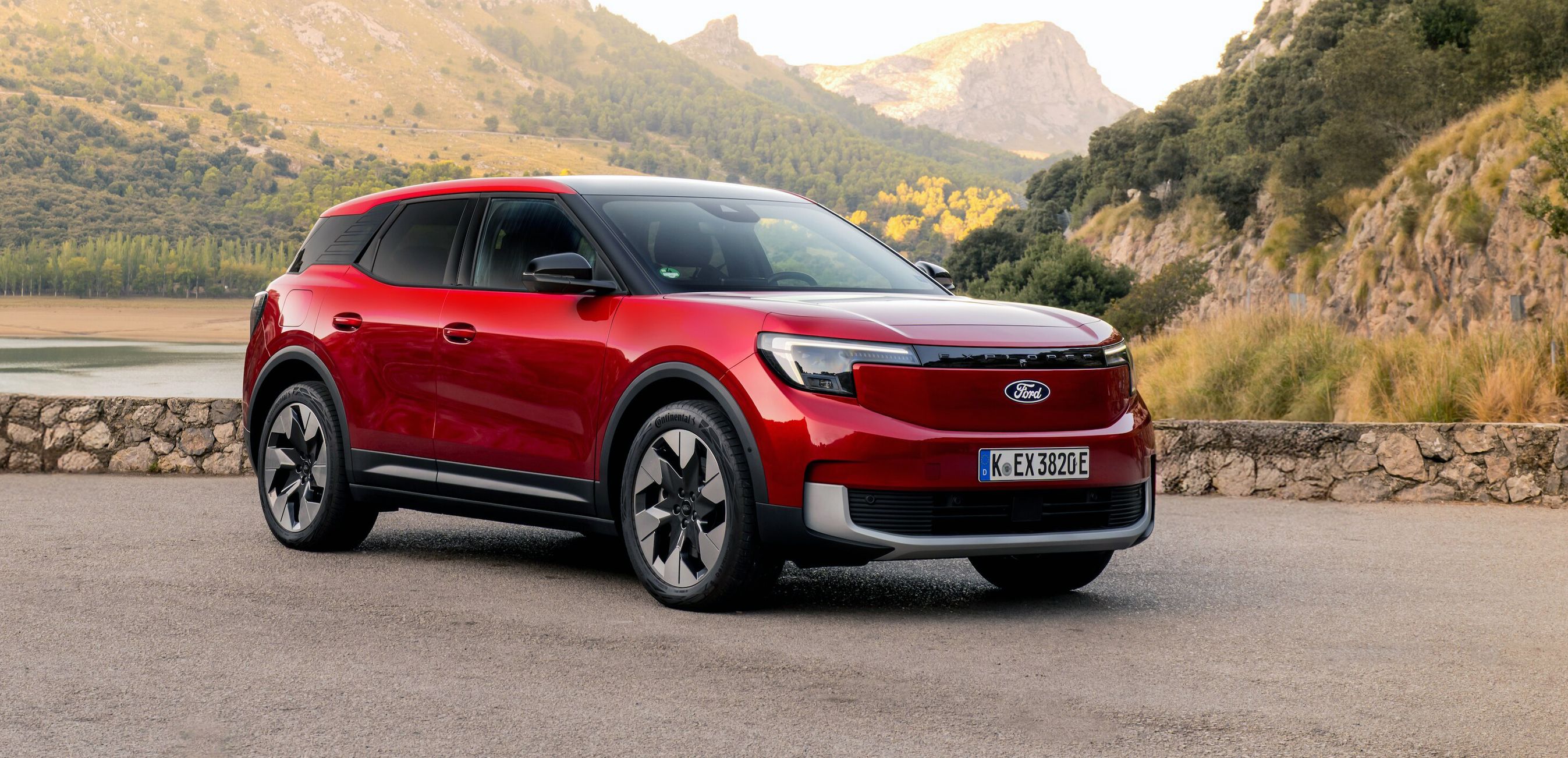 Rød Ford Explorer skråt forfra.