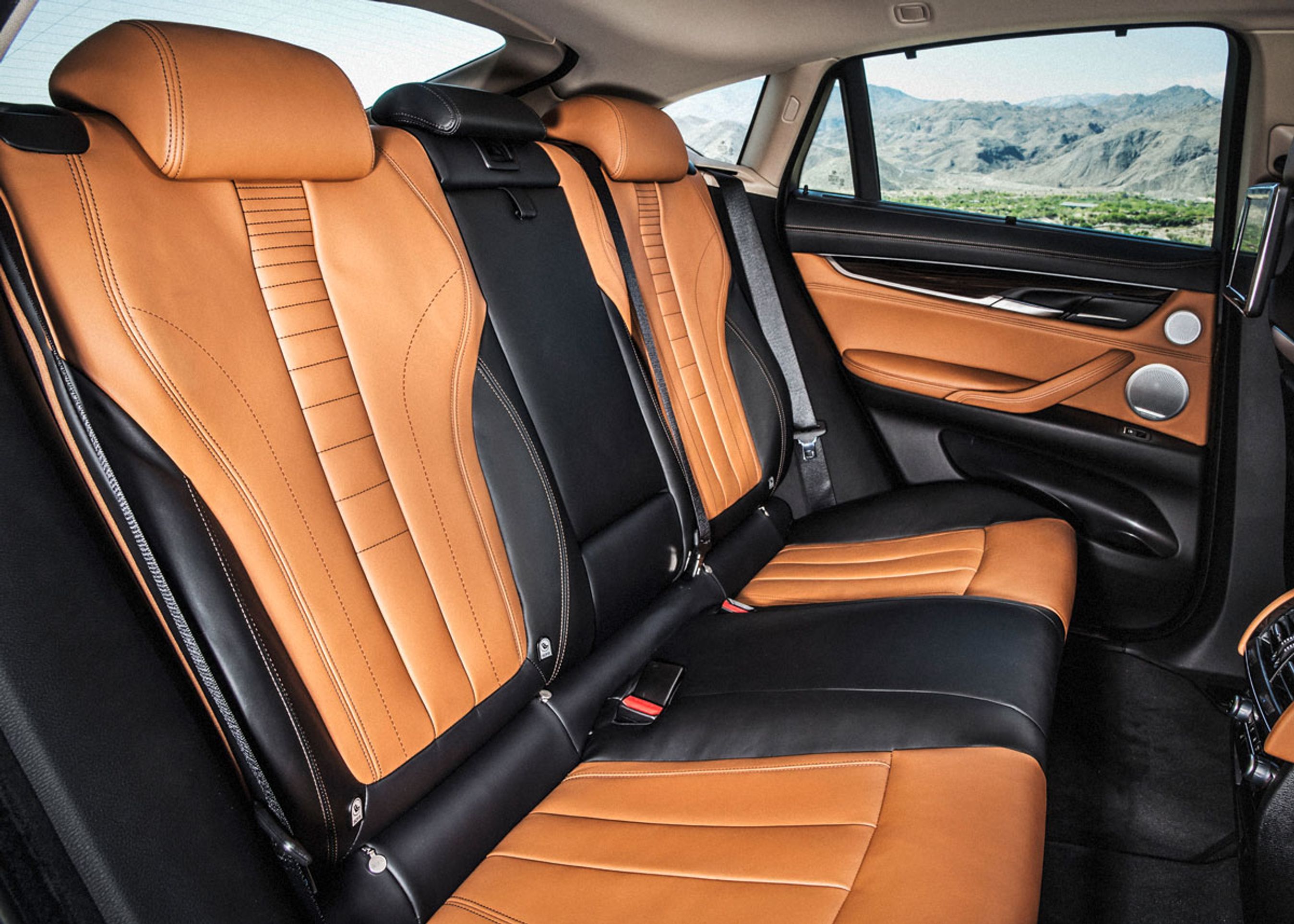 X6 har en fleksibel indretning med splitbagsæder af typen 40:20:40.