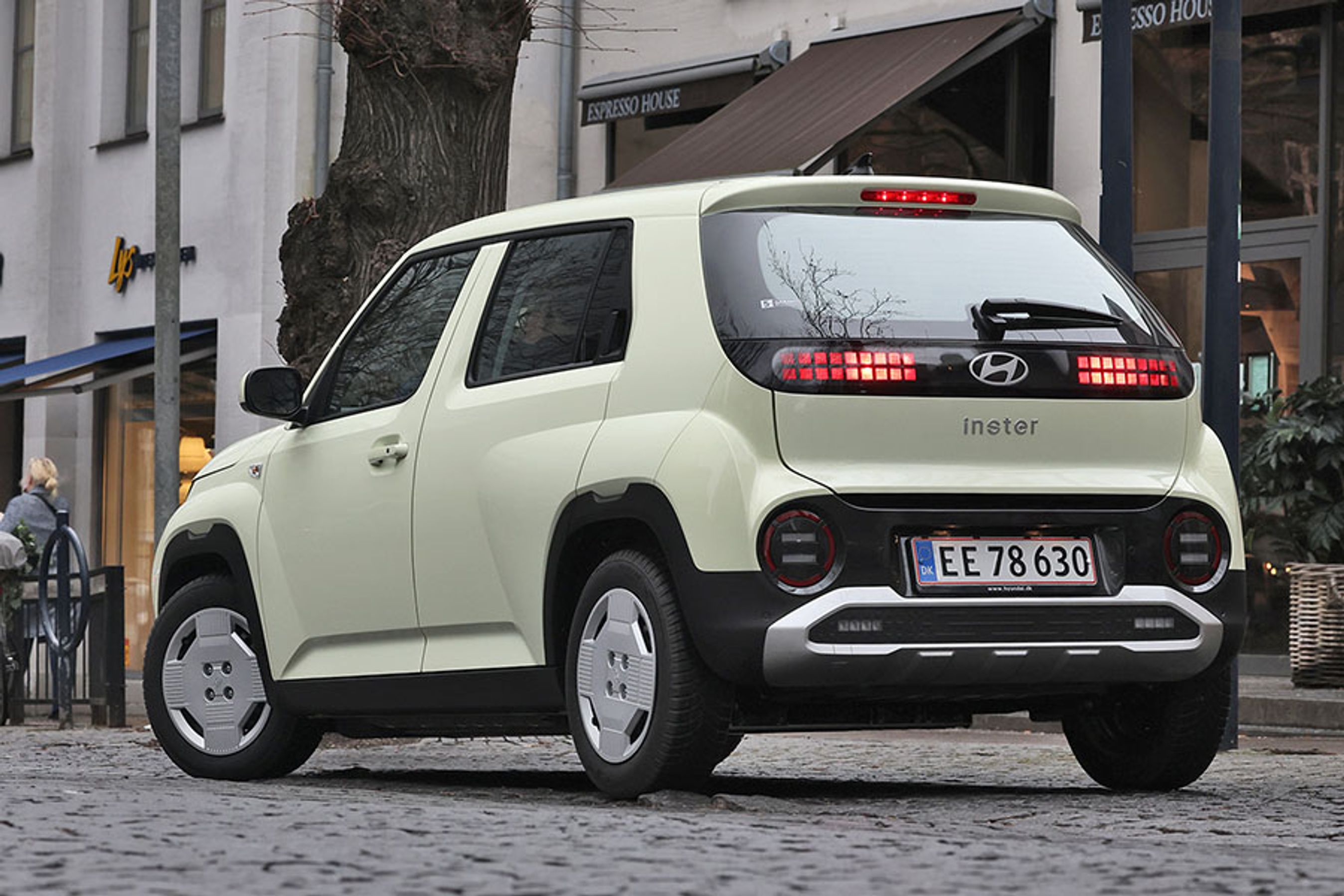Hyundai Inster set bagfra, mens den kører i by