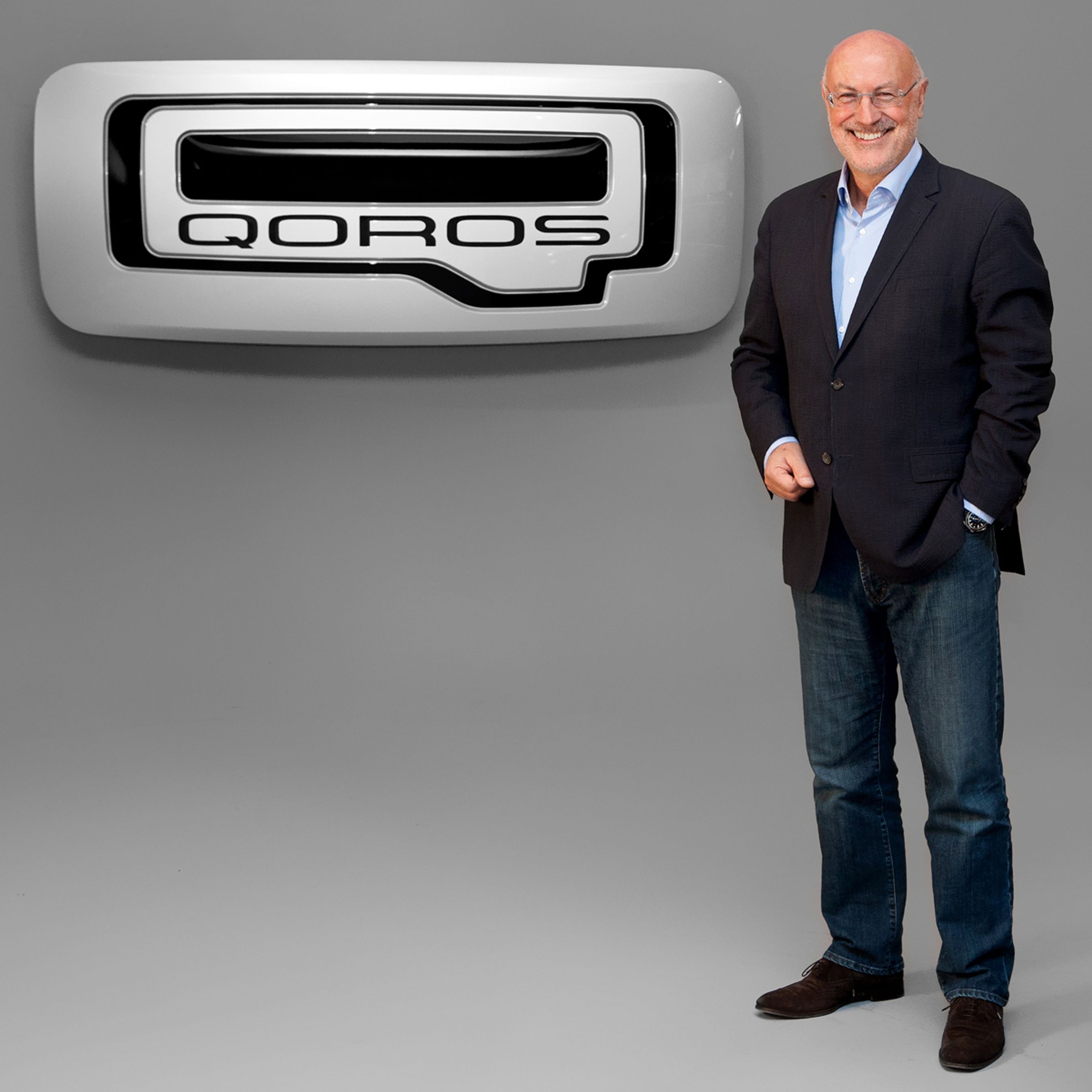 Chefdesigner Gert Volker Hildebrand råder over designcentre i München og i Shanghai. Hildebrand står her ved mærkets logo.