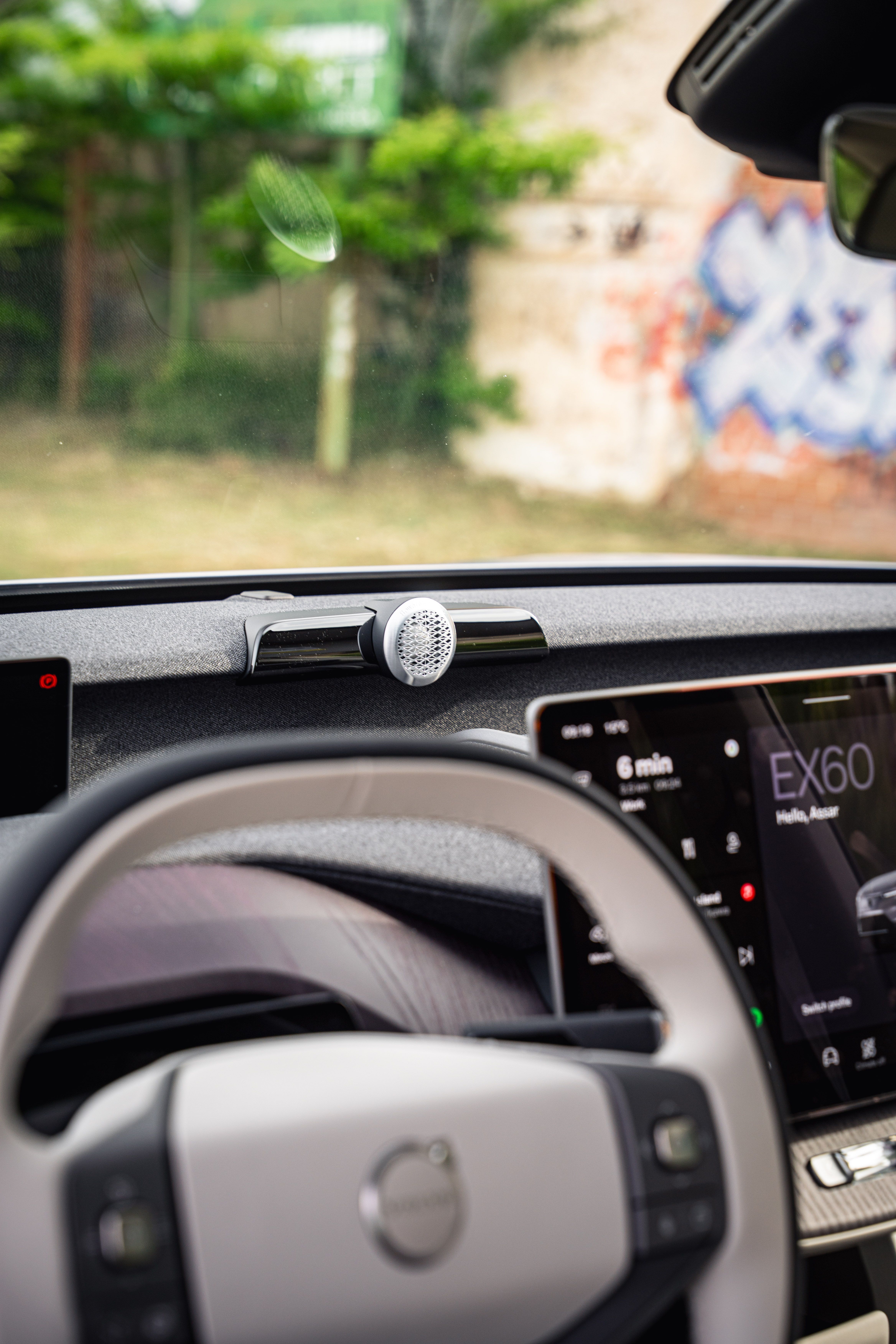Højttaler på instrumentpanelet i en Volvo EX60