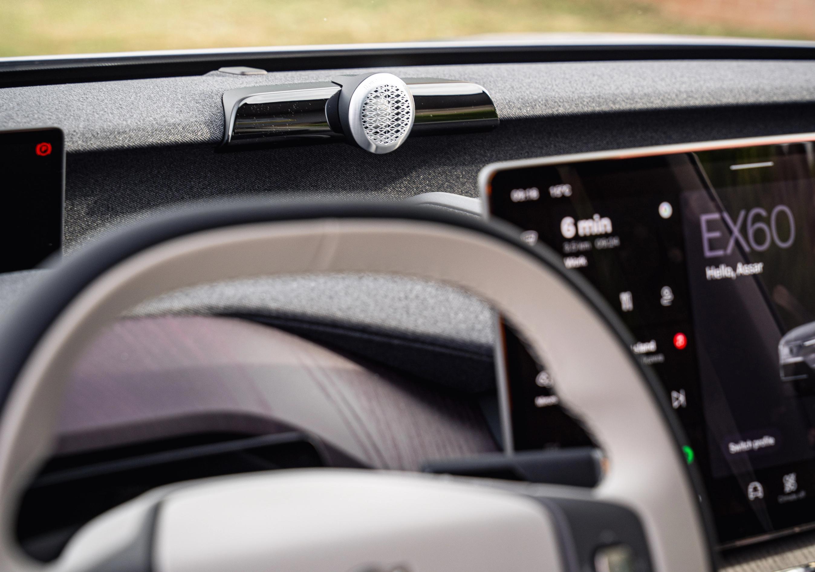 Højttaler på instrumentpanelet i en Volvo EX60