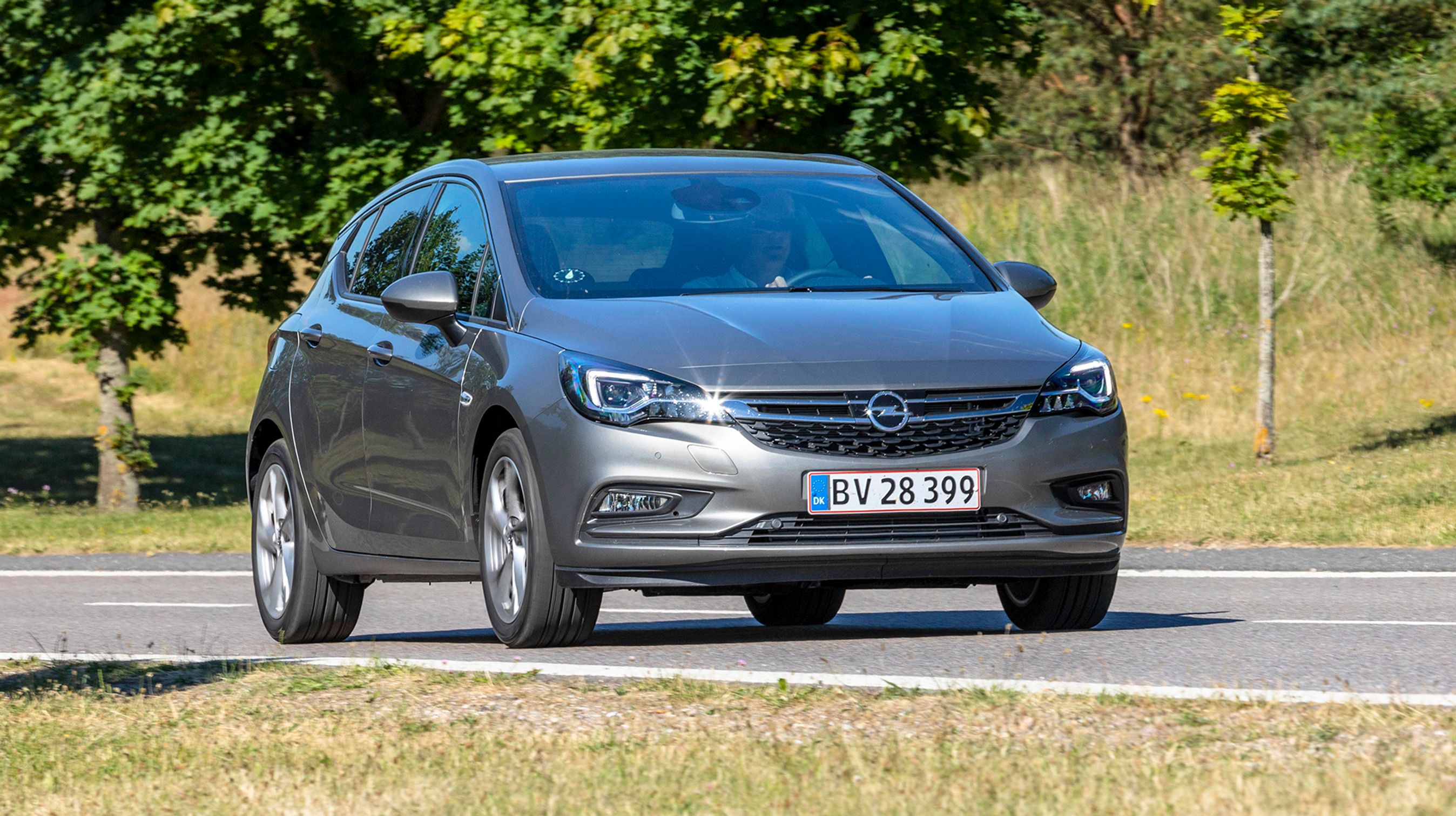 Opel Astra blev i 2016 kåret til ’Car of the Year’. Bilen er stadig et rigtig godt køb, og i de nyeste udgaver med masser af udstyr får man meget bil for pengene.