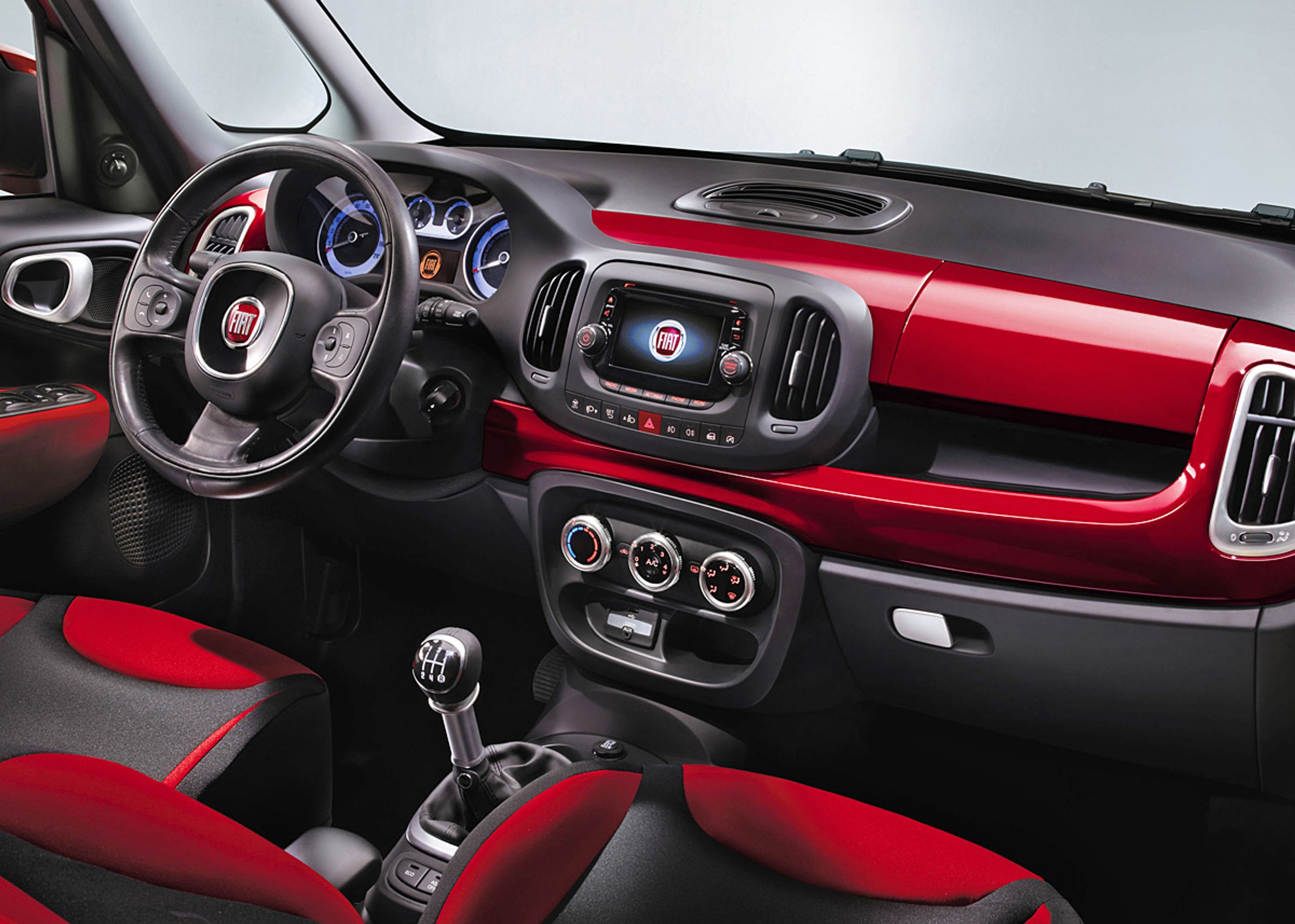 Instrumentbordet er skabt med design for øje. Alligevel er der masser af fralægningsplads og mulighed for integreret navigation og medieafspiller.