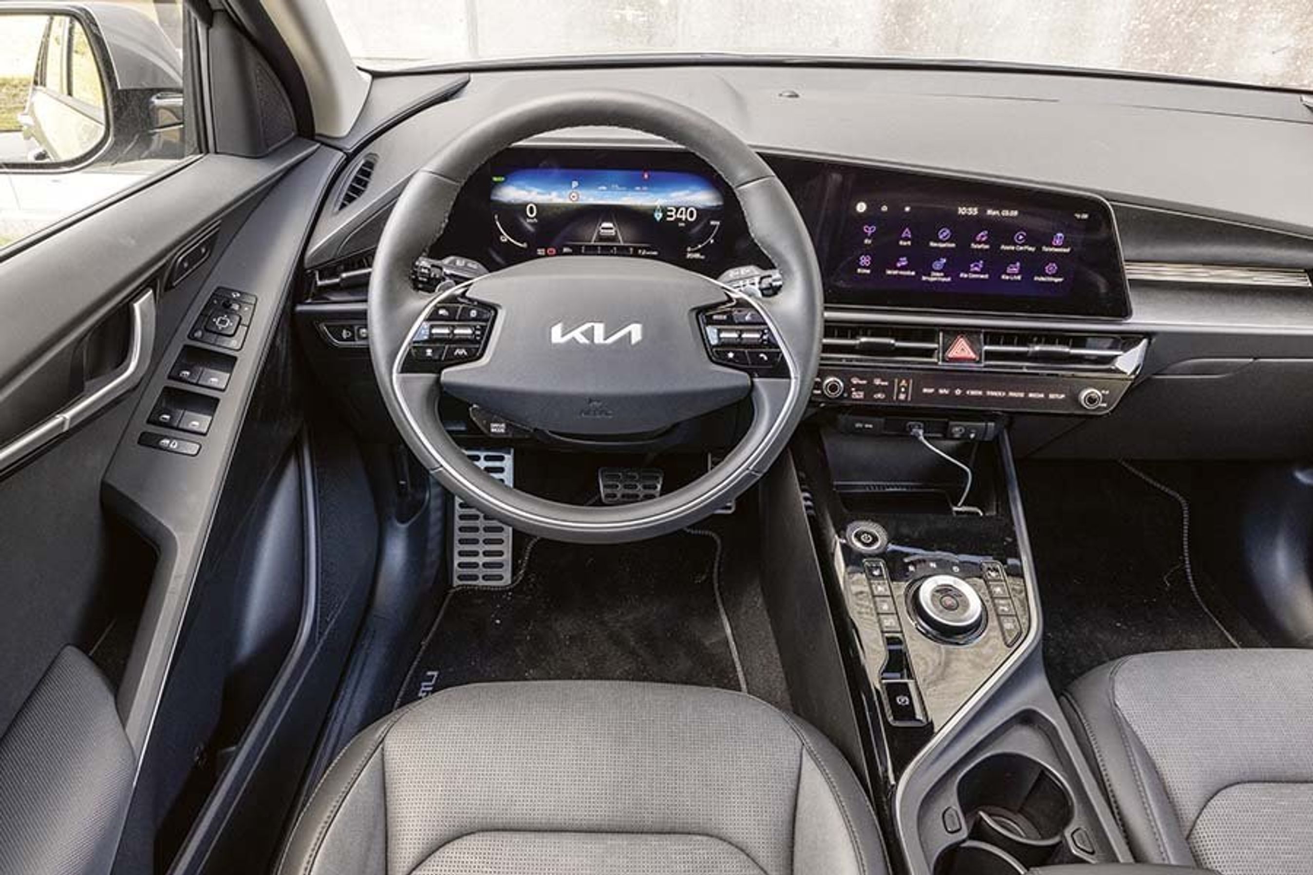 I de to bedst udstyrede udgaver er instrumentbordet et stort panel med instrumenthus og midterskærm integreret. 