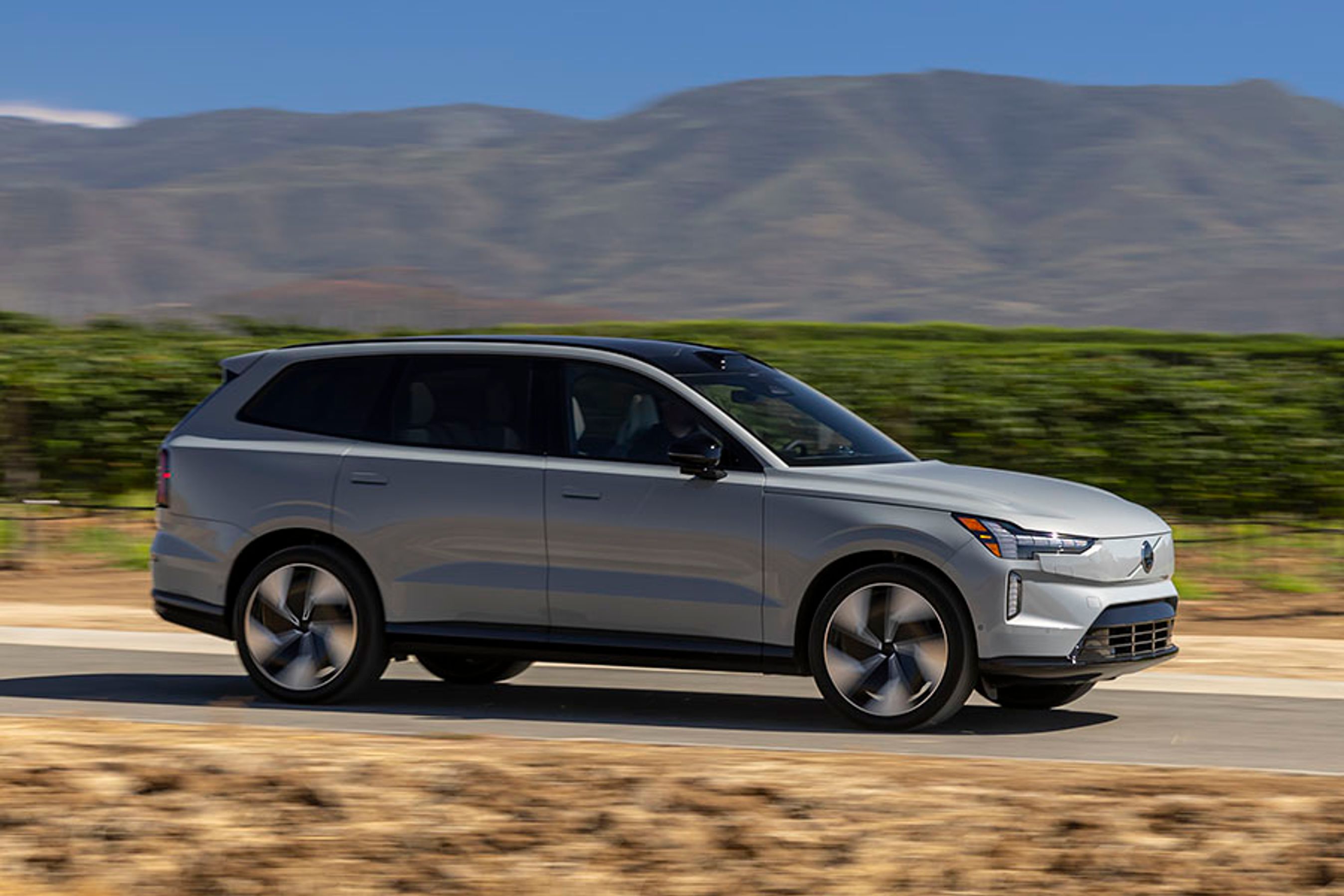 Den nye EX90 er fem cm længere end forgængeren, Volvo XC90. Det giver fremragende pladsforhold i kabinen, men gør også bilen til en meget stor bil, når man skal parkere den.