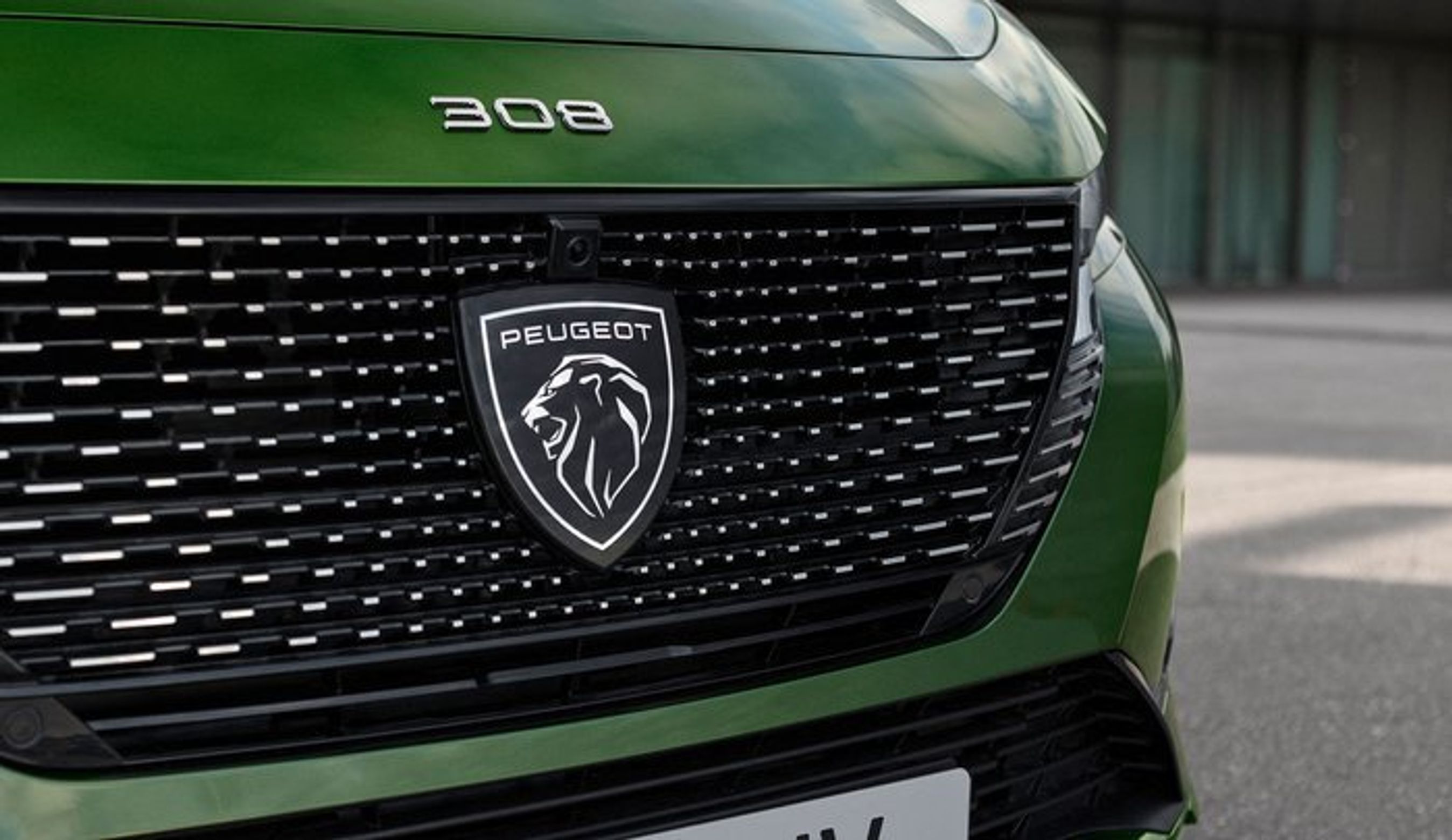 308 er første Peugeot med det nye logo. Alle billeder her viser plugin-hybriden. Det er uvist, om versioner med forbrændingsmotor ser anderledes ud.