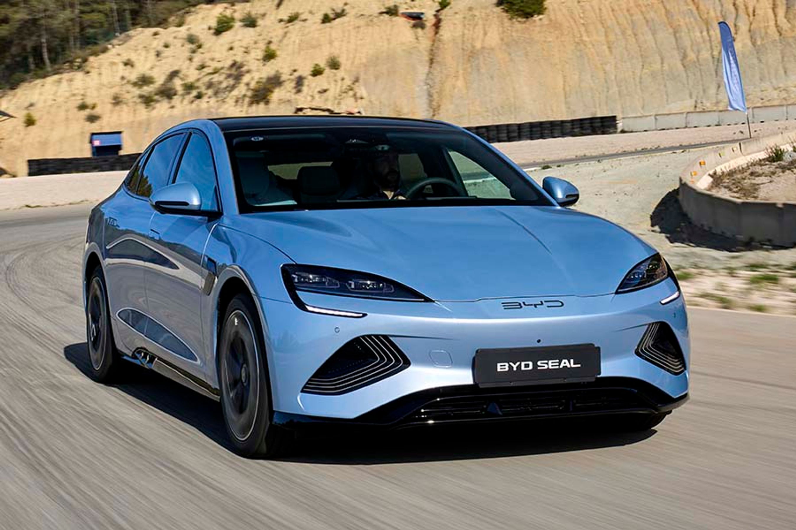 Første korte tur i BYD Seal afslørede meget fine køreegenskaber og en acceleration fra 0-100 km/t., der i praksis ramte præcist på de lovede 3,8 sekunder. Det er hurtigt!