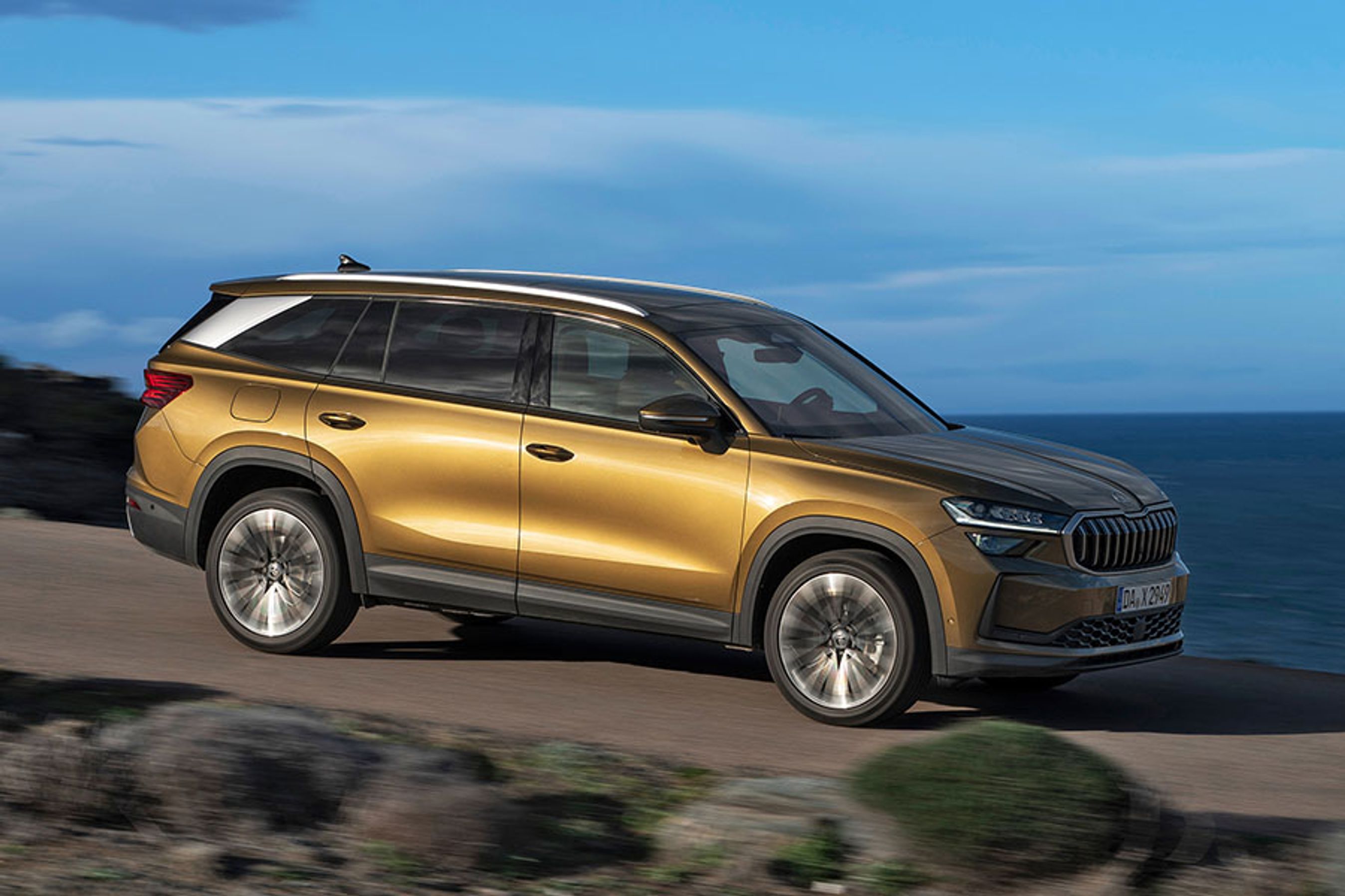 Med en akselafstand på 279 cm og en højde på 166 cm virker Kodiaq som en enorm bil, når man står ved siden af den. Dørene er brede, hvilket letter ind- og udstigningen.