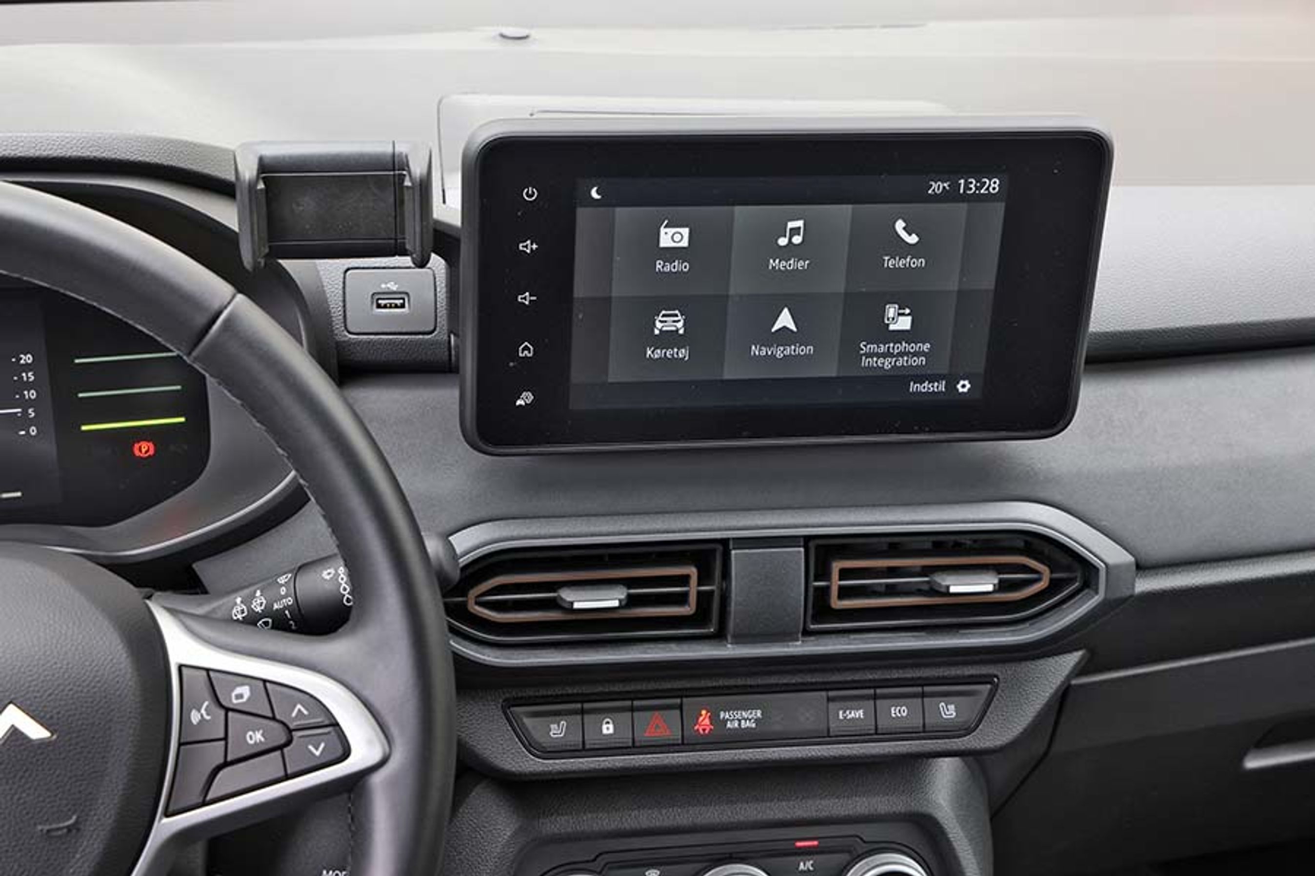 Skærmen i midten er som standard på 7”, men her er der tilkøbt en udstyrspakke til 10.000 kr., som omfatter en 8”-skærm med trådløs Apple CarPlay og Android Auto. 