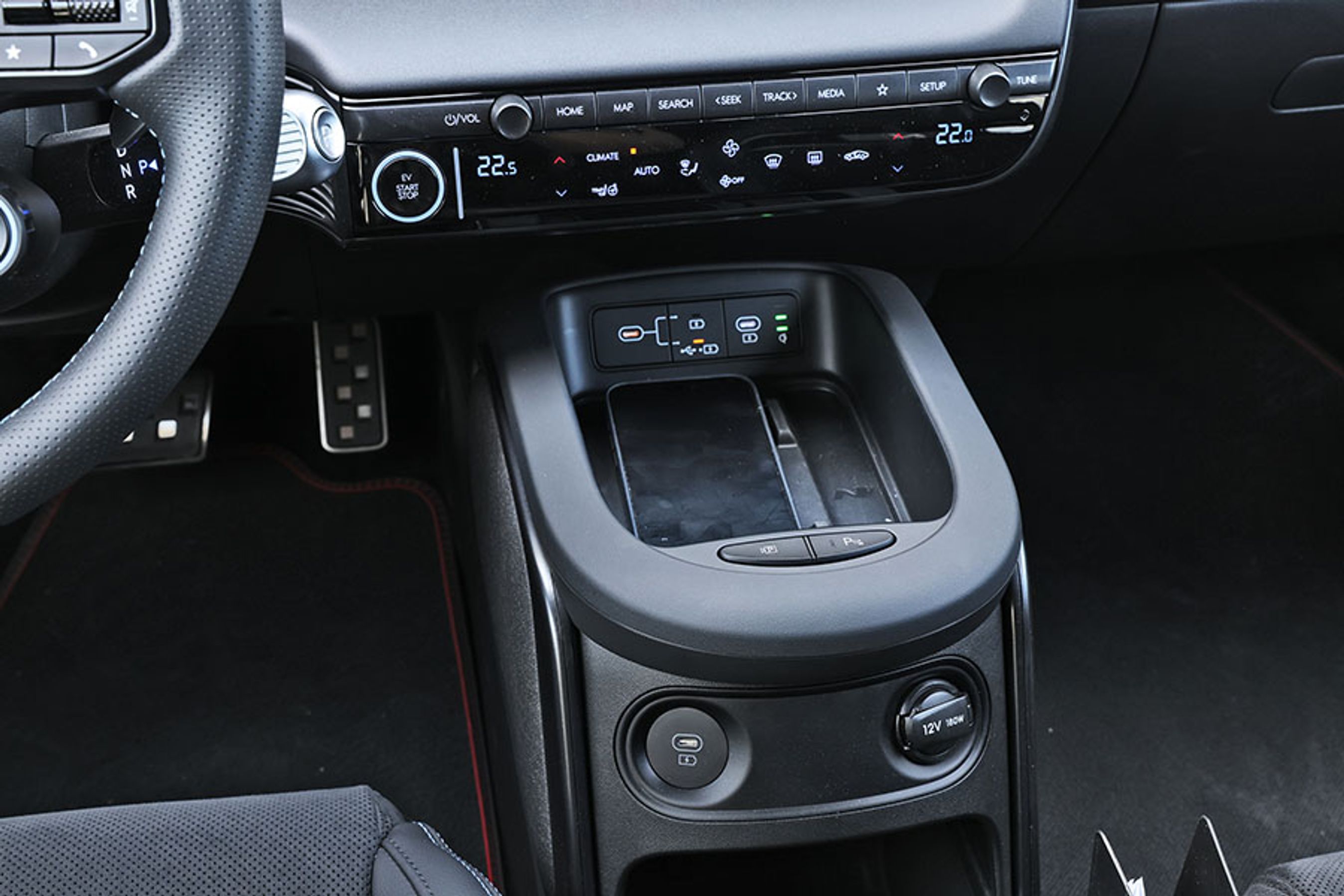 Til hverdag bliver man glad for den lille brønd til mobiltelefonen og andre ting under trykskærmen. Der er også masser af strømudtag, hvis man har brug for at få opladt mobiler, tablets og computeren.