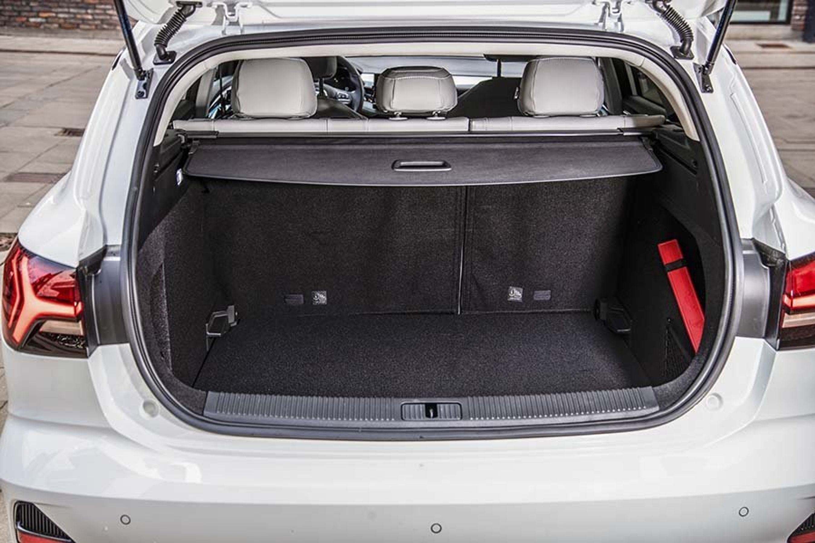 Bagagerummet rummer 479 liter, og gulvet kan placeres i to positioner. 