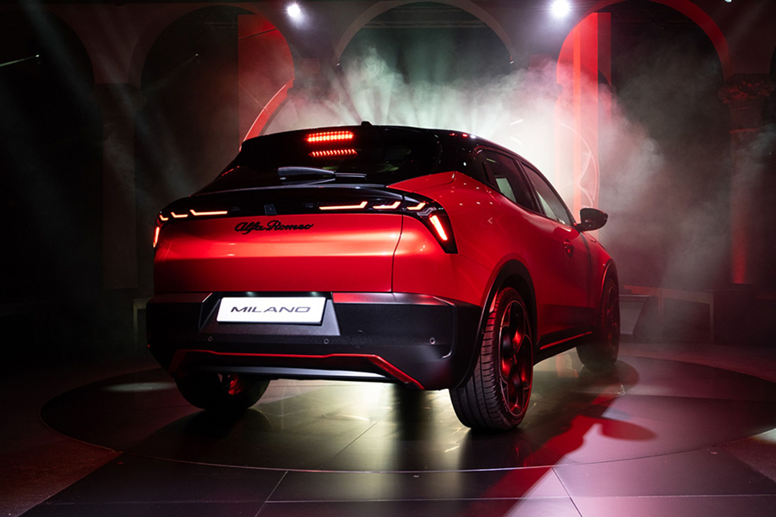 Junior er bygget på samme platform som bl.a. Jeep Avenger og Fiat 600, men har fået sit helt eget design, der sender klare signaler til tidligere modeller fra Alfa Romeo – det gælder også Alfa Romeo-navnetrækket på bagklappen.