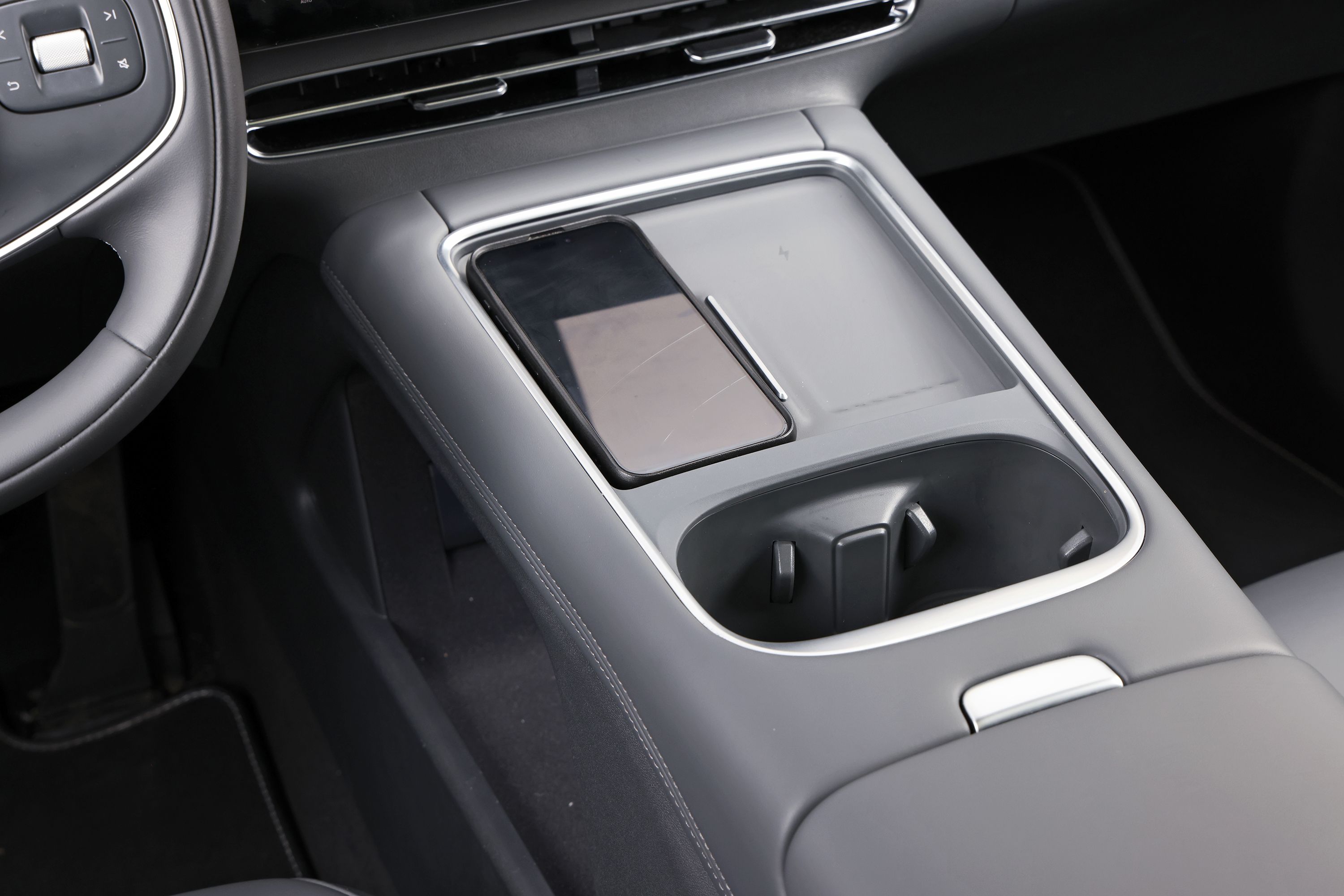 Kopholder og mobilpladser i en Xpeng G6 Performance. 