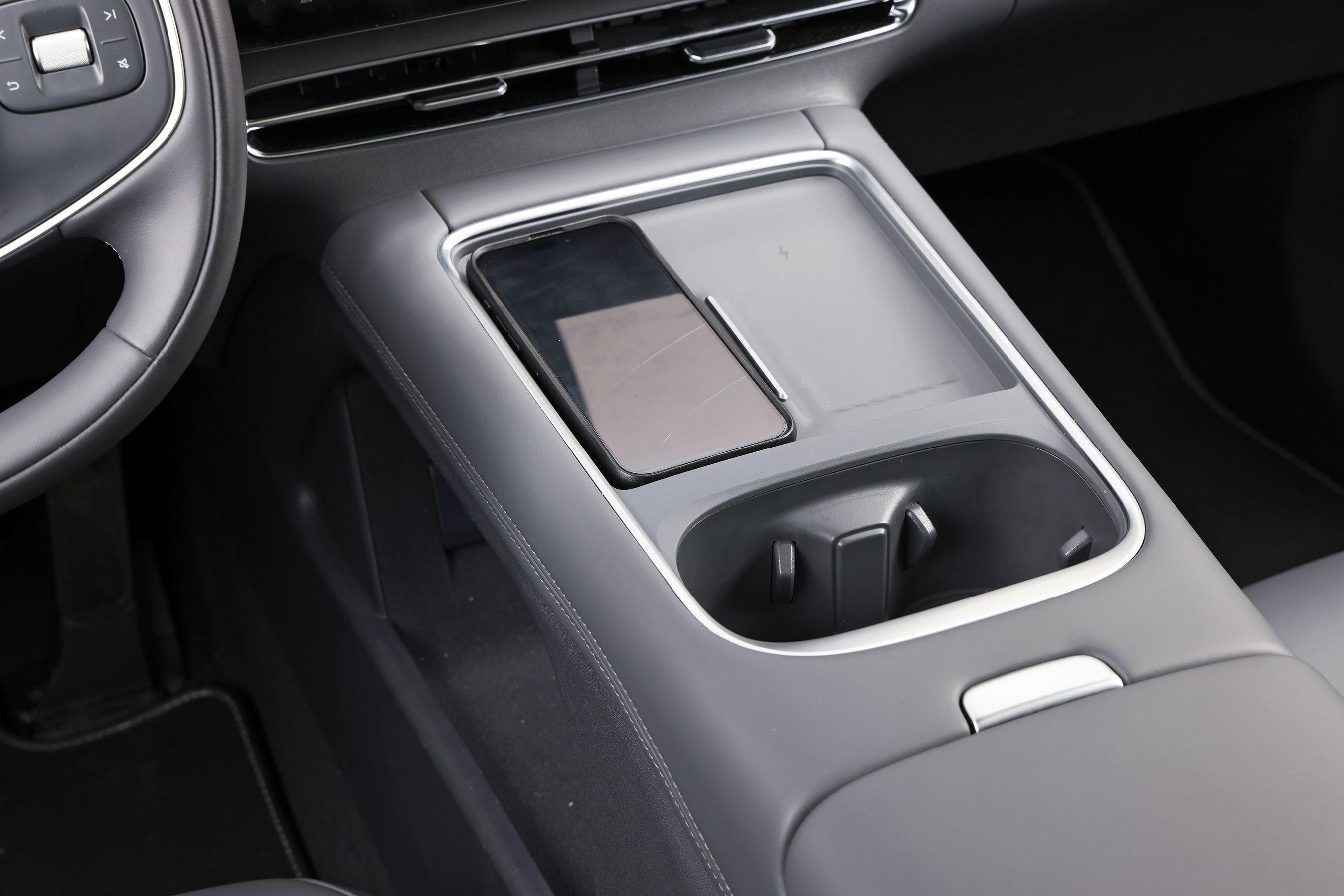 Kopholder og mobilpladser i en Xpeng G6 Performance.