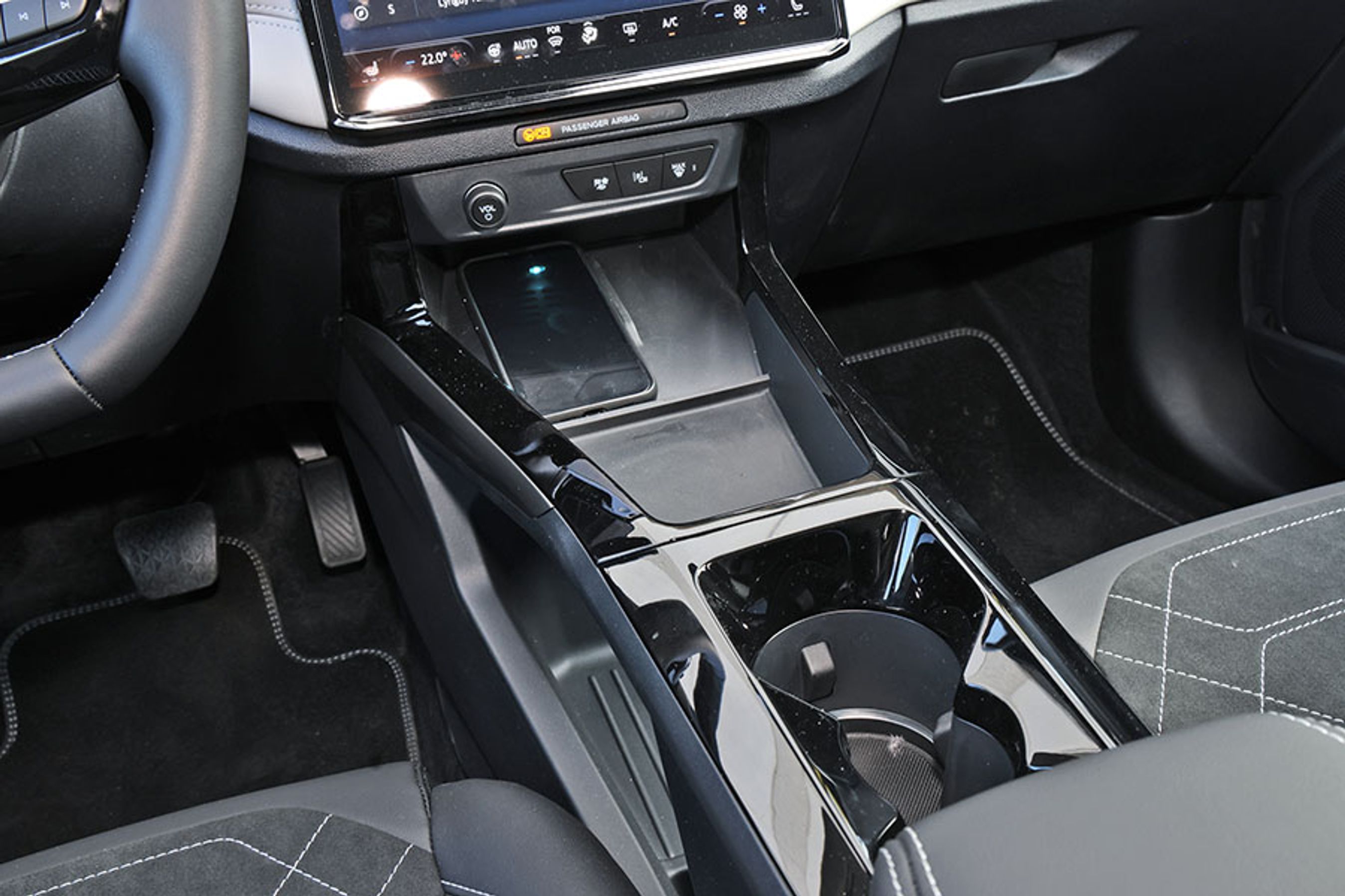 Under skærmen er der plads til mobiltelefonen, der kan oplades trådløst. Nedenunder er der plads til en håndtaske eller lignende.