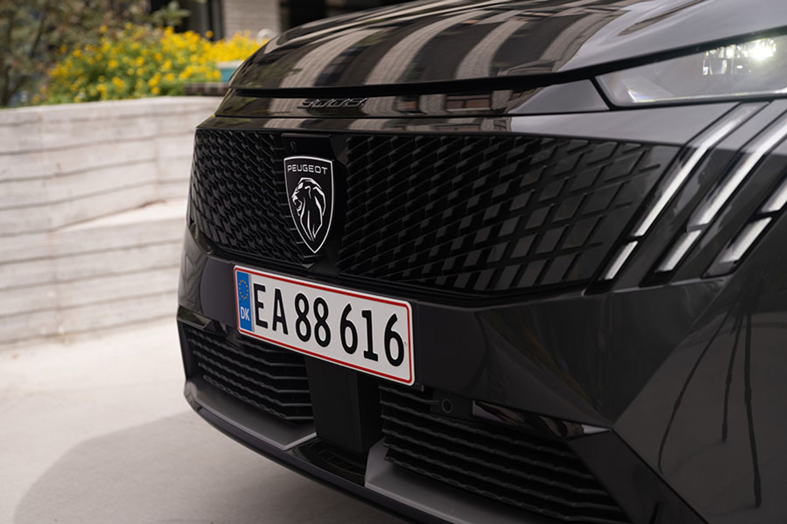 I fronten finder vi det nye Peugeot-logo med det store løvehoved. Under nummerpladen er radaren og p-sensorerne placeret.