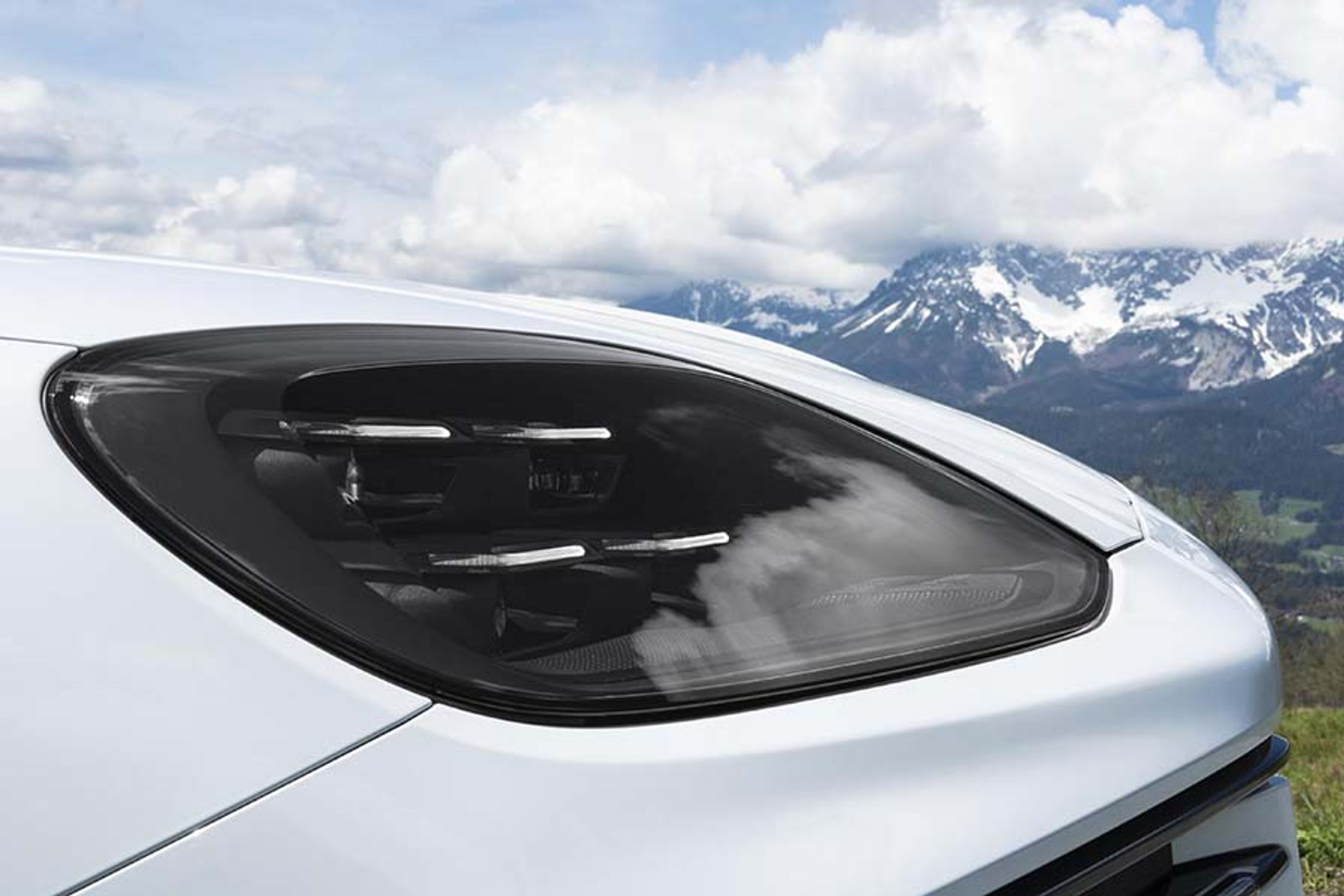 Matrix LED-forlygter er nu standard i Cayenne, men man kan tilkøbe disse HD Matrix-lygter med 32.000 pixels per forlygte. Dermed kan lyskeglen reguleres blandt mere end 1.000 muligheder alt efter kørestilen. De koster 33.000 kr. ekstra.