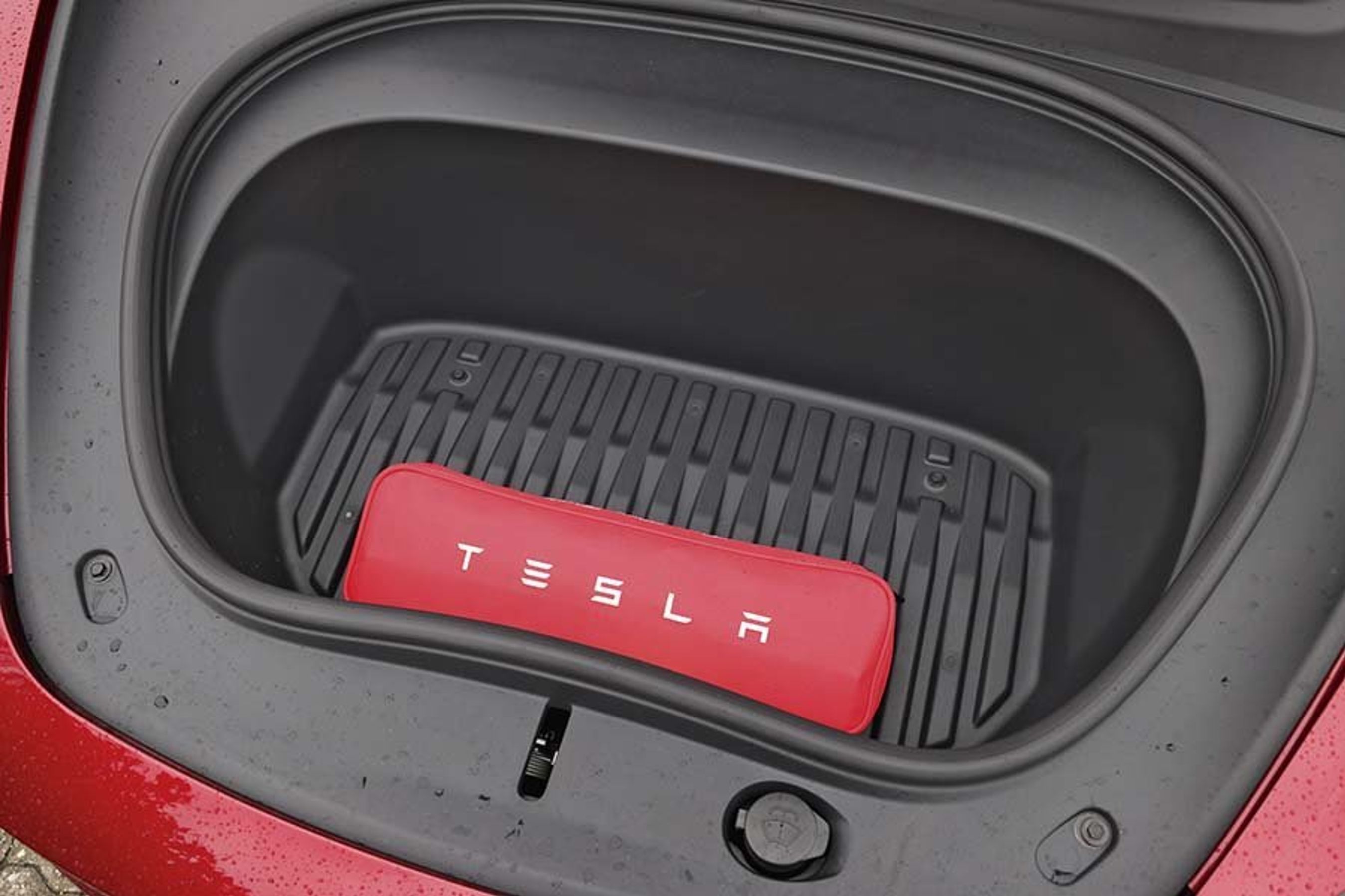 Frunk med rød taske i i en Tesla Model 3