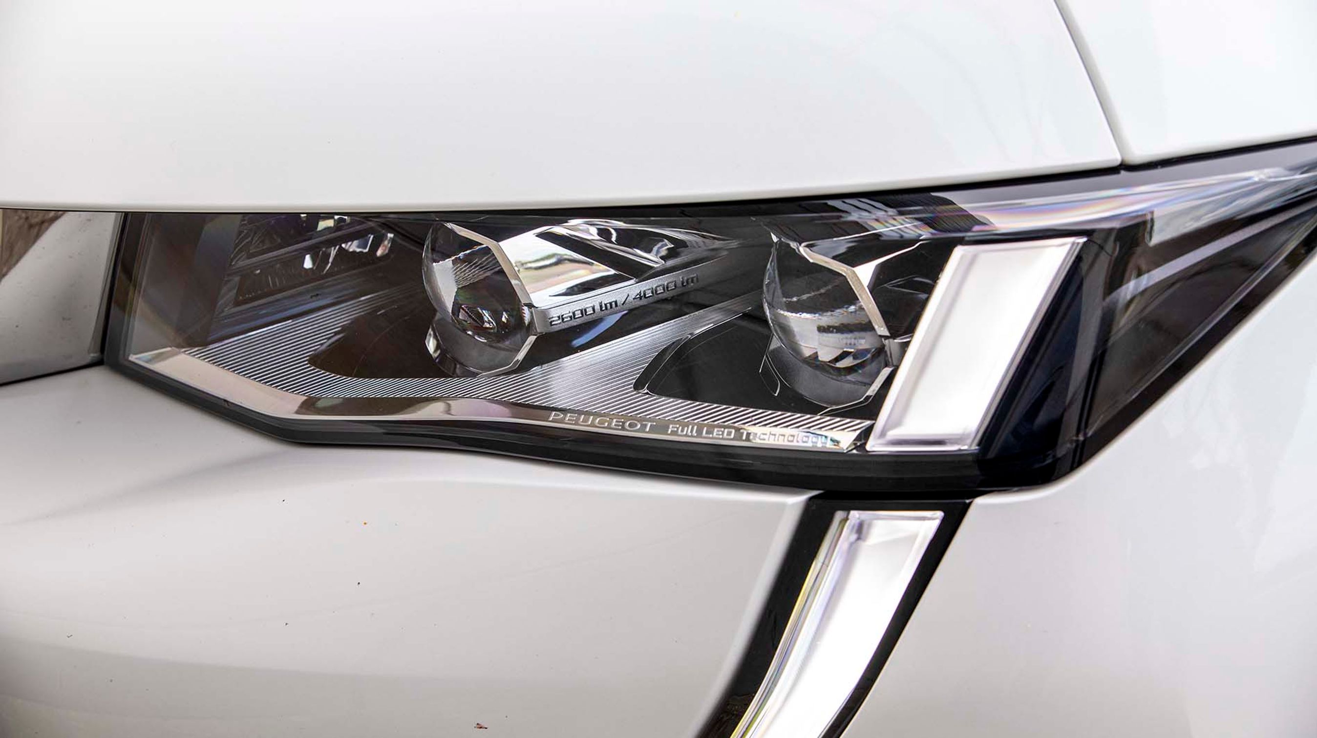 Forlygterne er Full-LED på GT-line, men er ekstraudstyr på Allure. Kørelyset er en lodret LED-stribe på alle udstyrsvarianter.