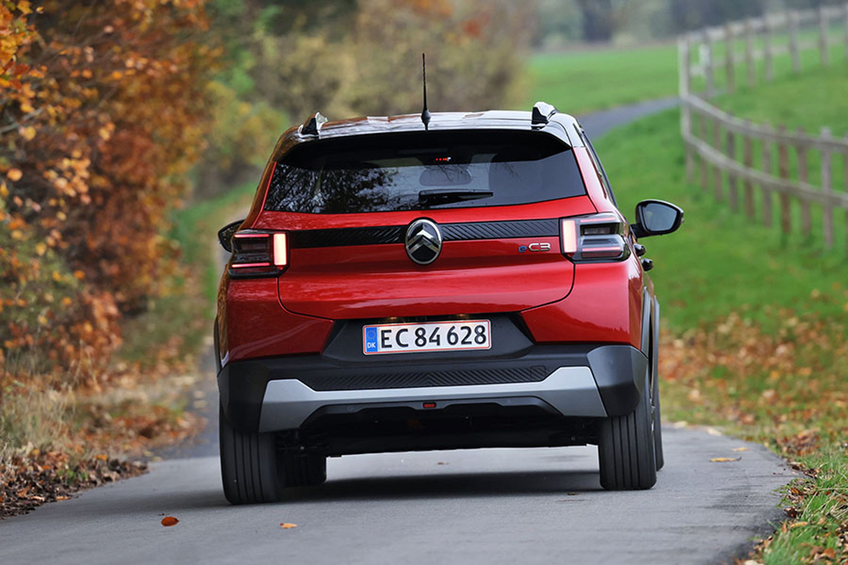 Elbilen Citroën ë-C3 set bagfra, mens den kører på en landevej