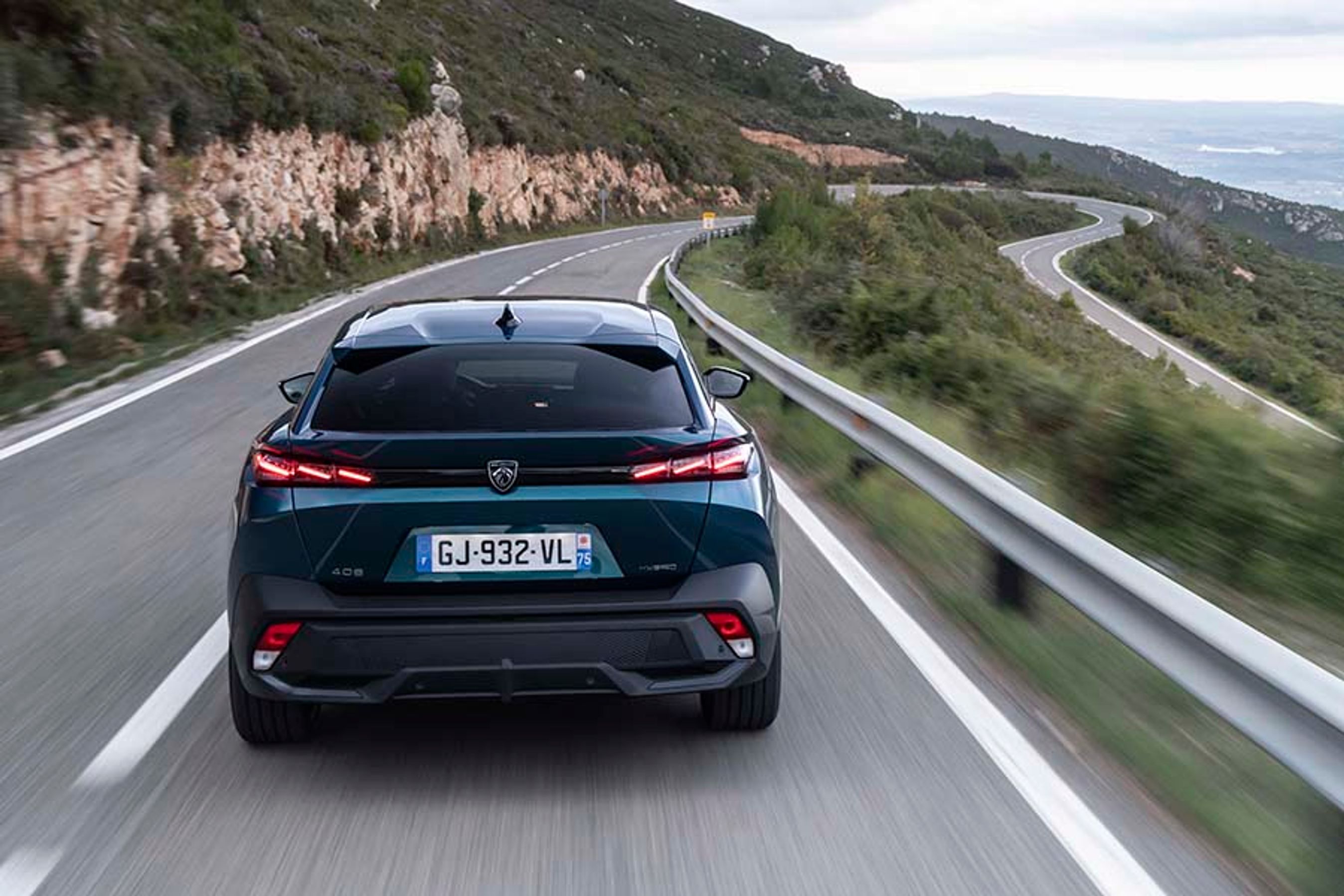 Den skrå bagrude dækker over en stor bagklap, og giver bilen et coupé-agtigt udseende. De tre røde streger i baglygterne er altid tændt. Ærgerligt, at der ikke blev plads til en bagrudevisker.