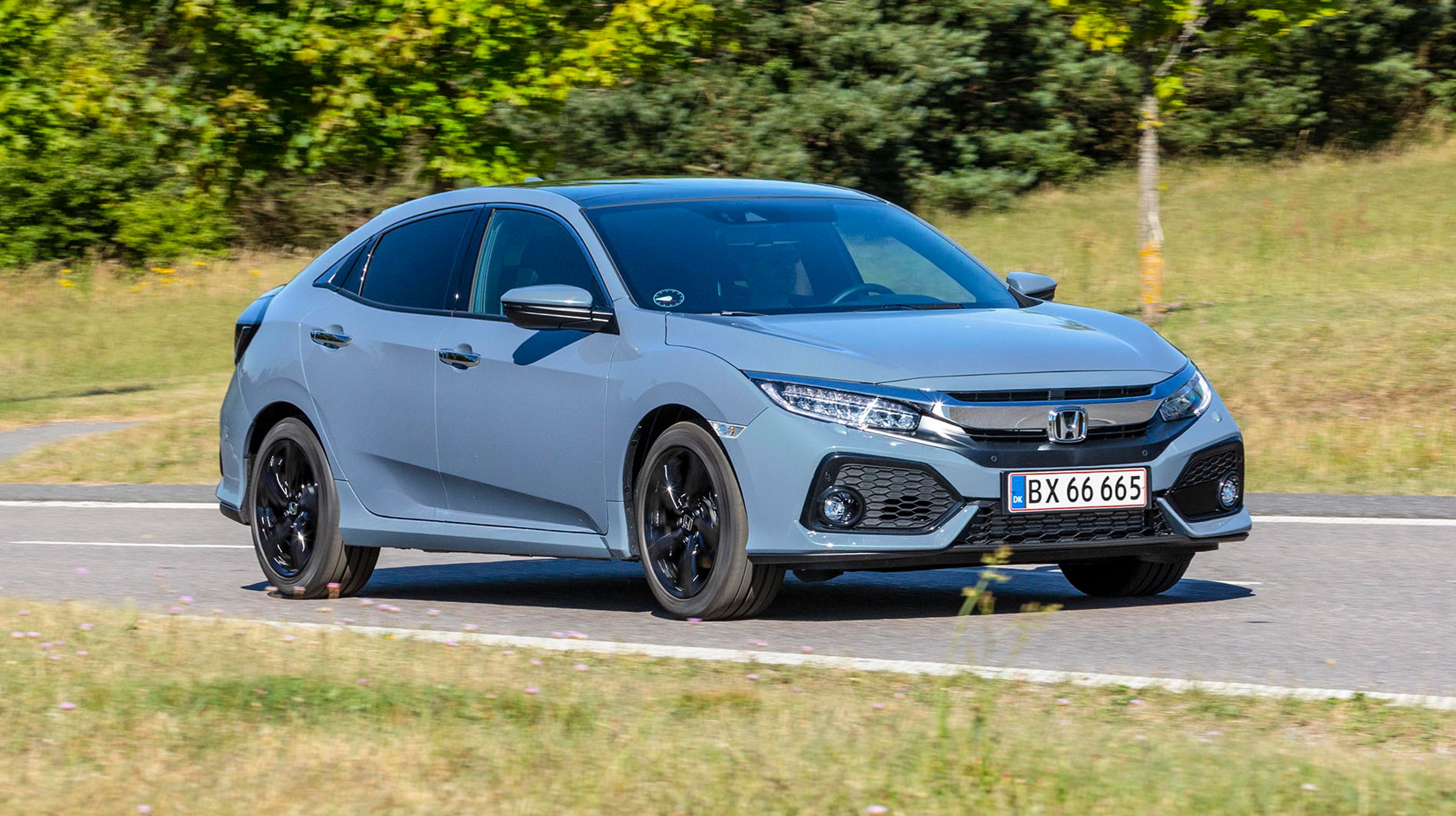 Honda Civic skiller sig ud fra mængden med sit anderledes design. Det er linjer, man enten elsker eller hader, og dermed er Civic en bil med stor personlighed.