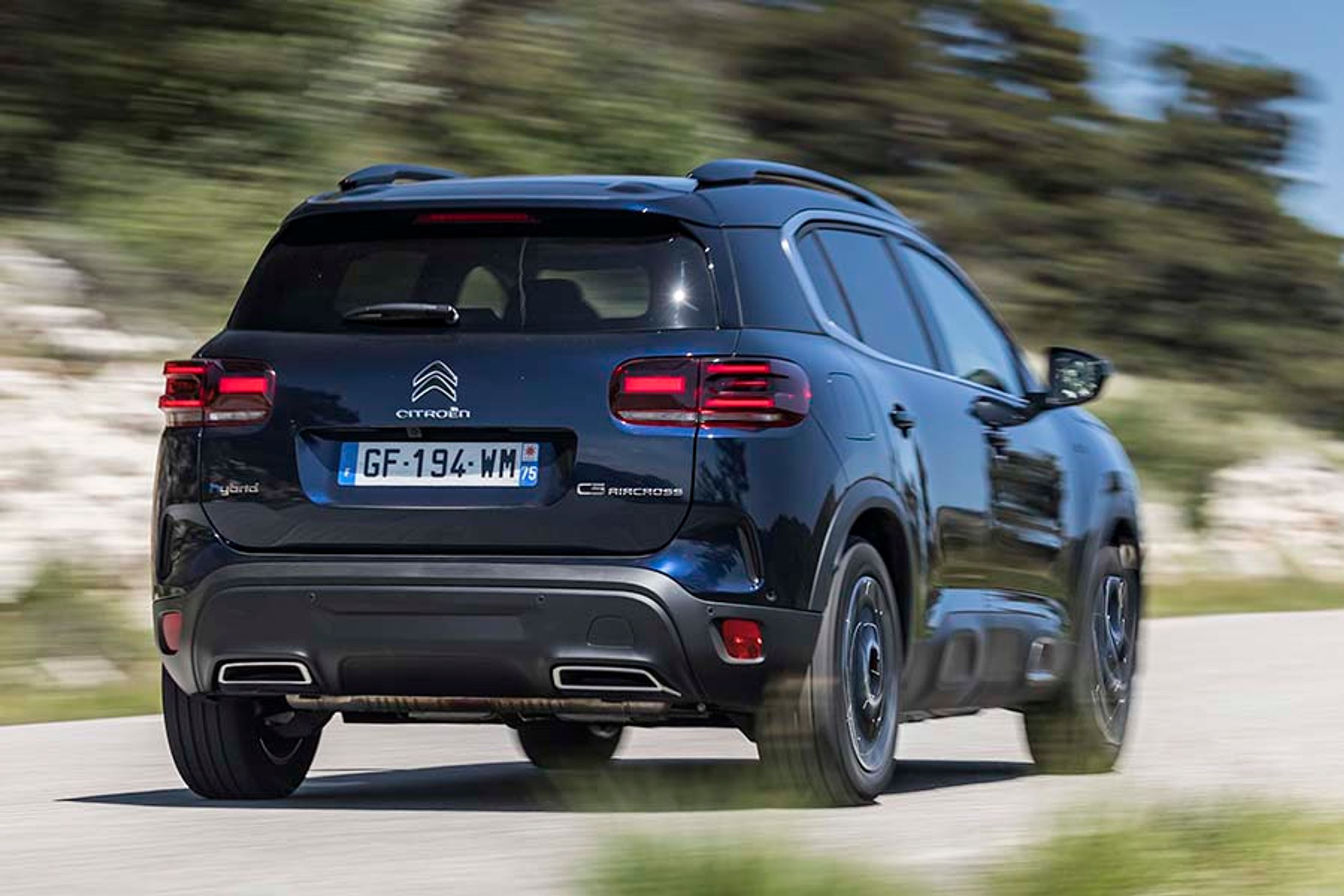 Baglygterne er af LED-typen og er nydesignet i forbindelse med dette facelift. I de fleste udgaver er bagklappen elbetjent, men den åbner ikke særlig højt.