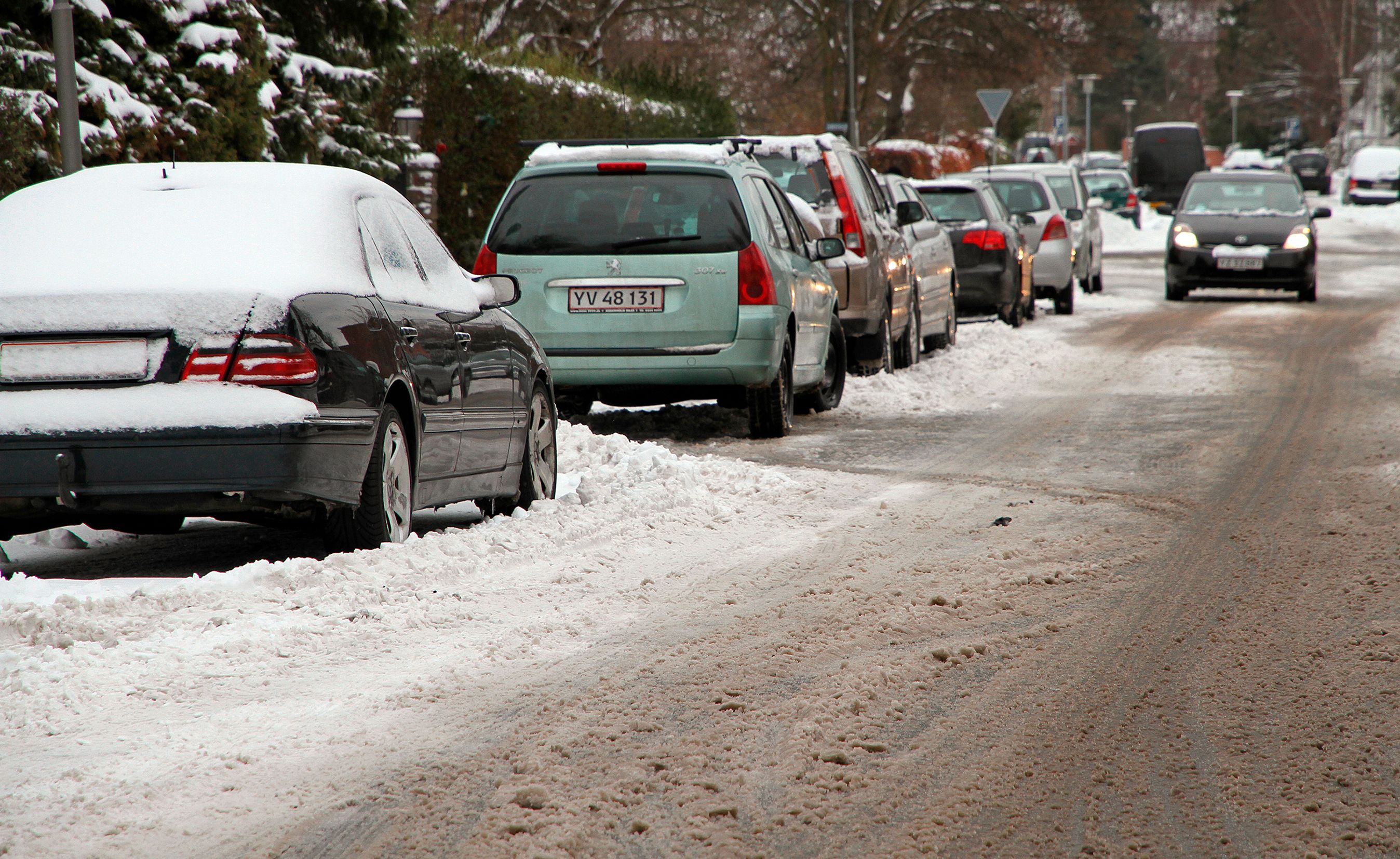 Én ud af ti biler i trafikken kører på sommerdæk i vinterføre.