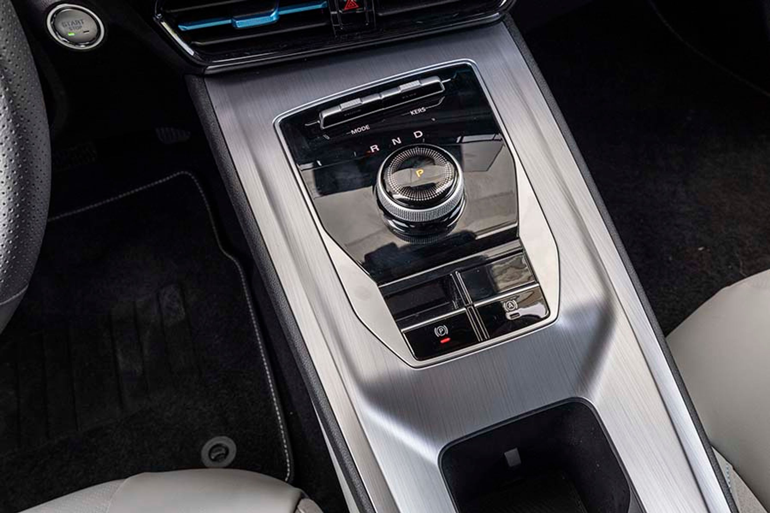 Den runde gearvælger er intuitiv at betjene og går selv i P efter endt køretur. Der kan vha. knapper skiftes mellem tre køreprogrammer og tre niveauer for motorbremsning.