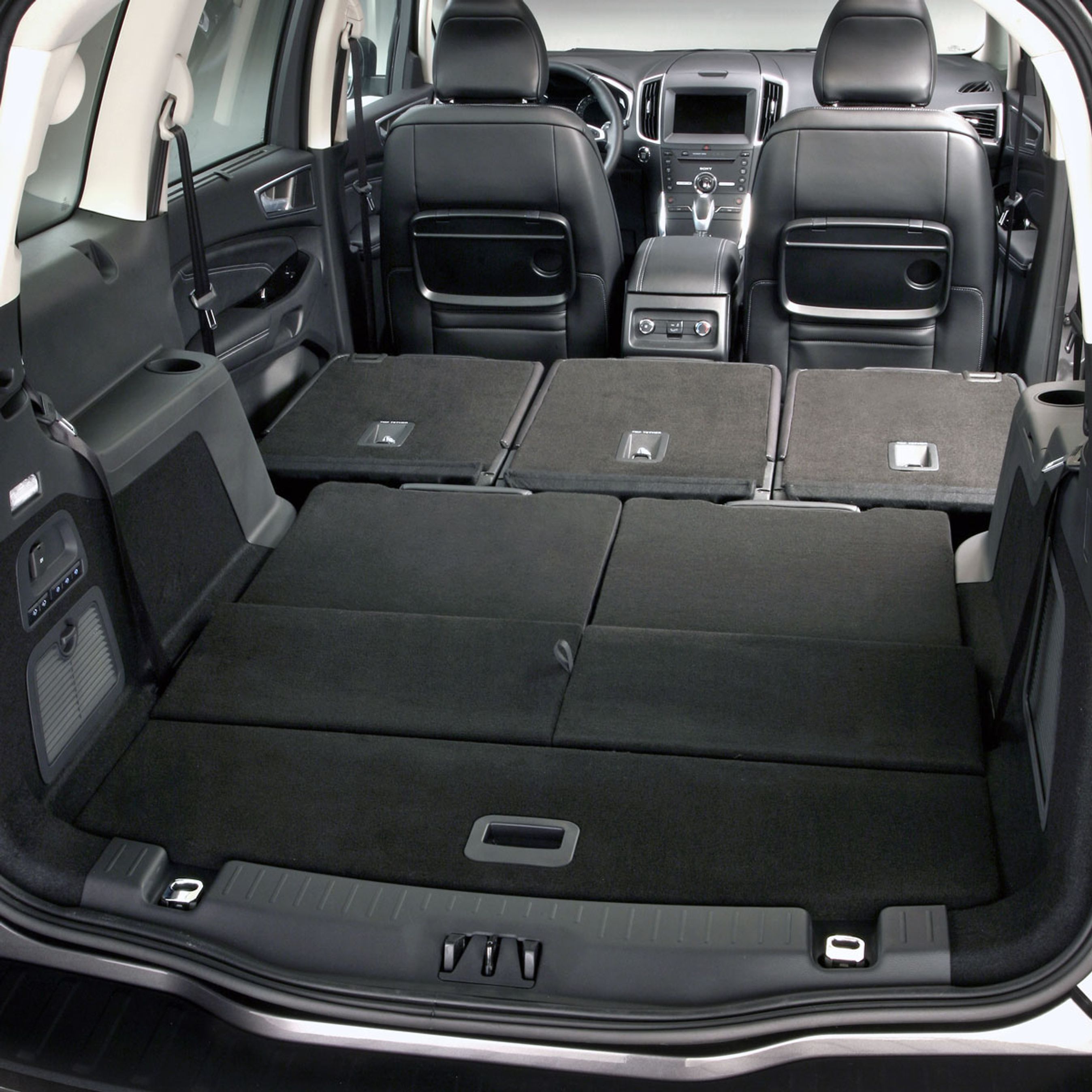 Med tryk på en knap kan de fem bagsæder lægges ned til et plant gulv.