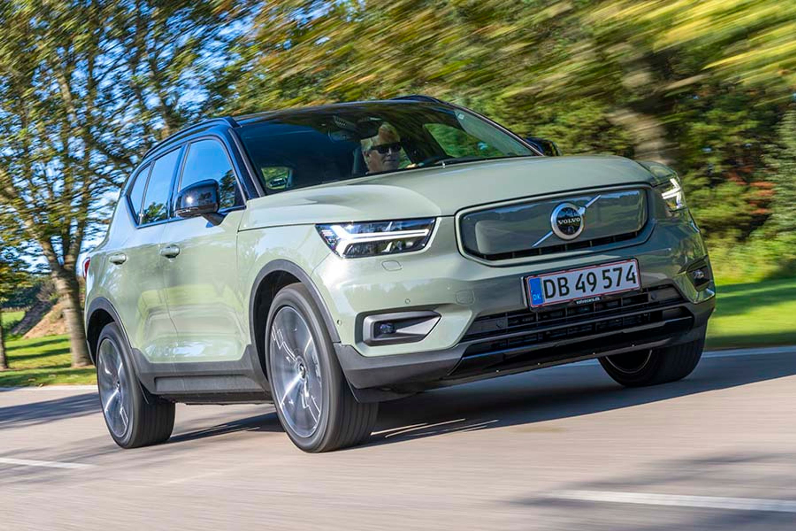 Volvo XC40 har fra starten været tænkt som både benzin, diesel, hybrid og elbil. I sidstnævnte udgave er fronten blevet udstyret med en heldækkende ensfarvet kølergrill.