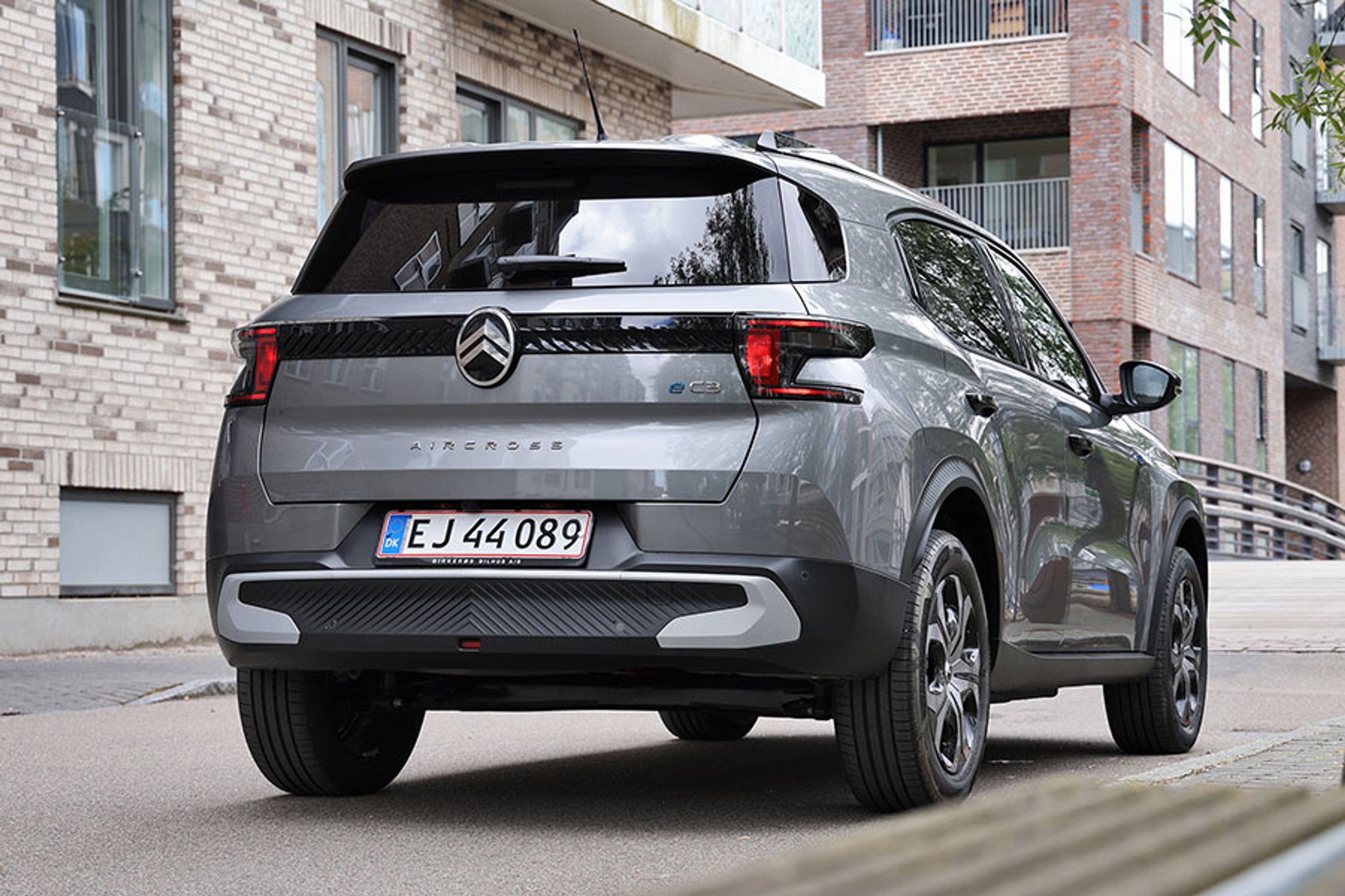 Citroën ë-C3 Aircross set bagfra, mens den holder stille i byrum