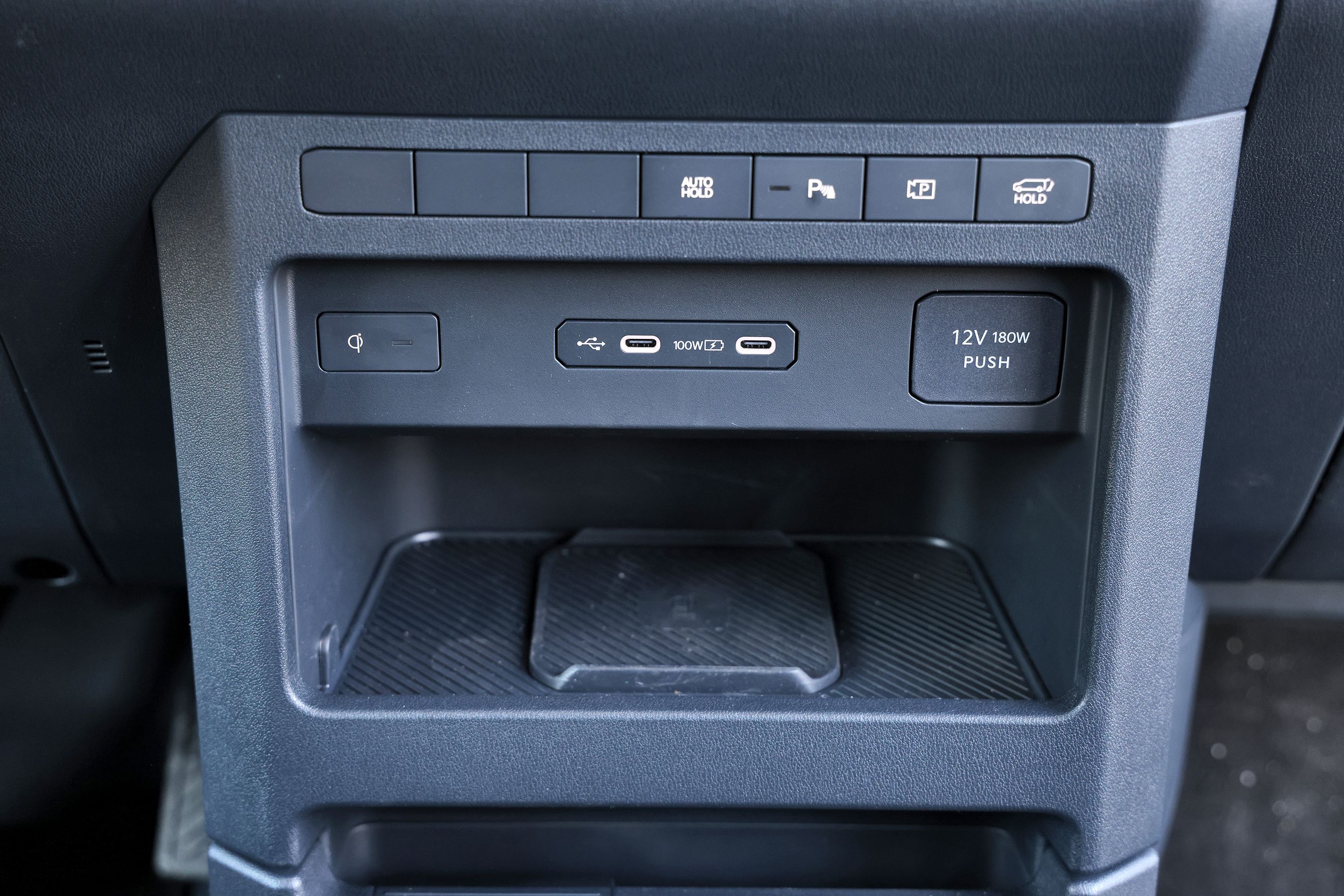 Opbevaringsrum under skærm i en Kia PV5