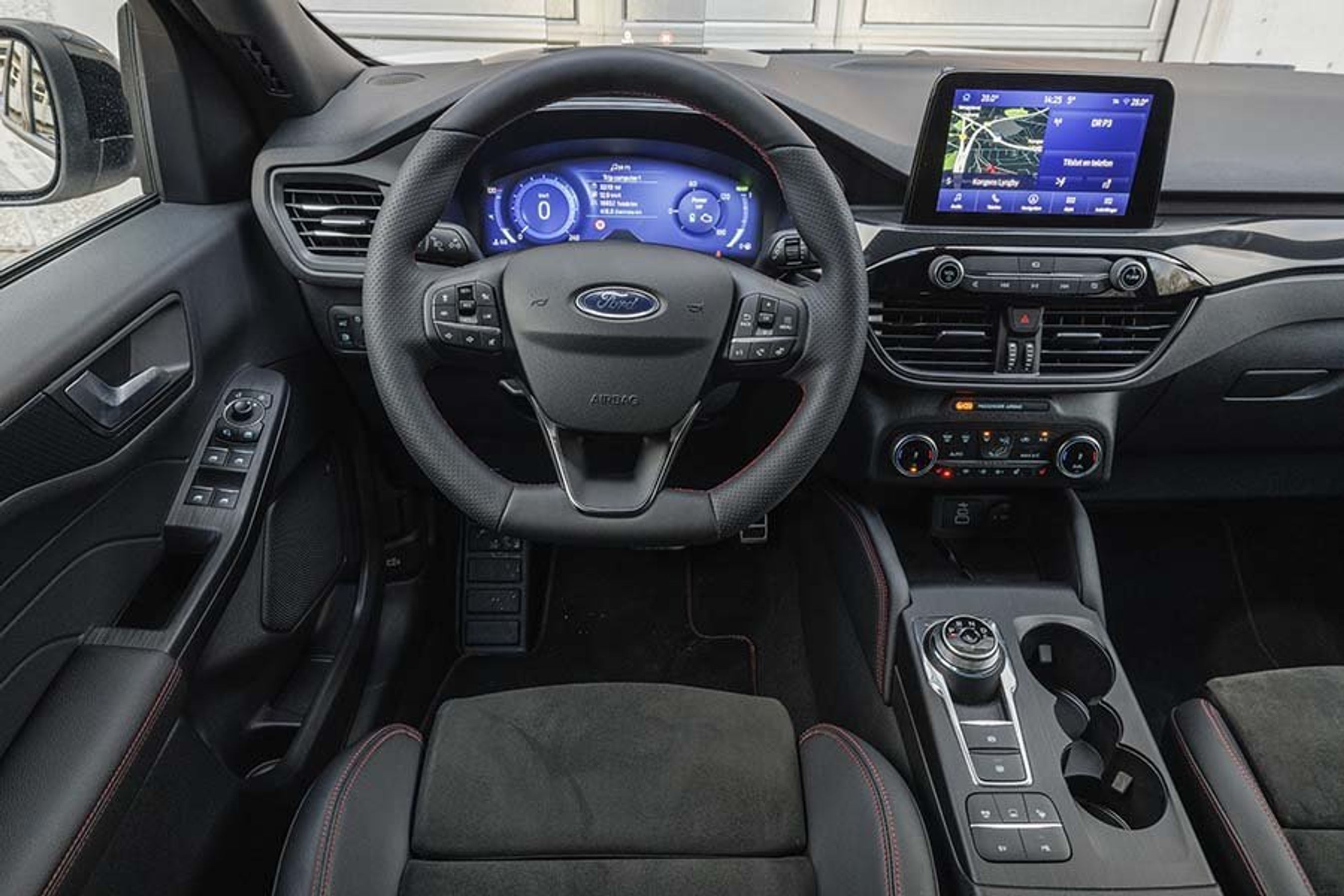 Kig ind i kabinen på Ford Kuga