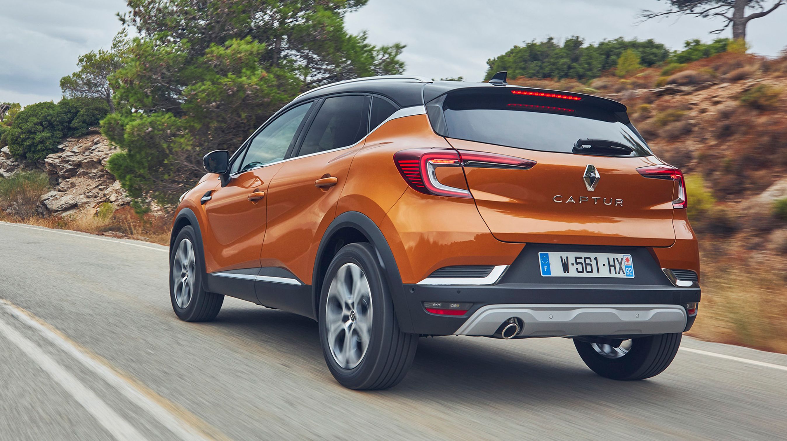 Linjerne bagtil er blevet friske, og de avancerede LED-baglygter giver bilen et markant udtryk.