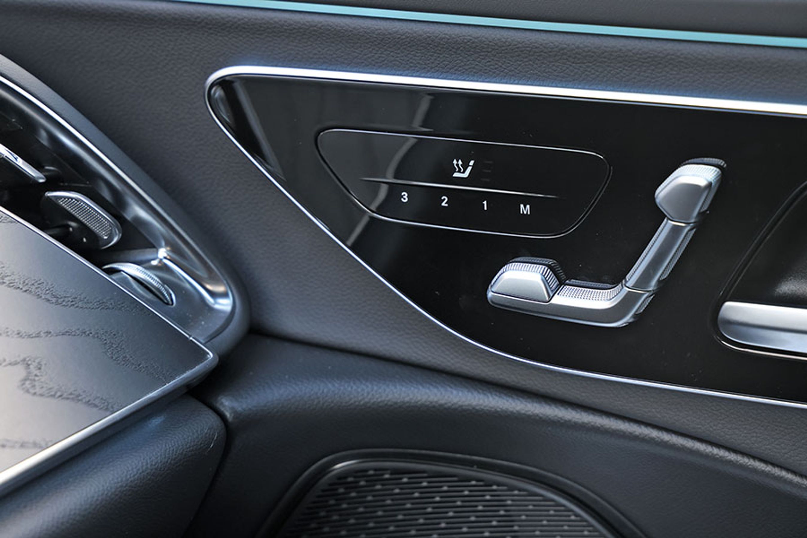 Der er elektrisk indstillelige forsæder i begge sider, og de er udstyret med tre hukommelser, så flere i familien kan gemme hver sin ønskeposition. Det er også her, sædevarmen aktiveres.