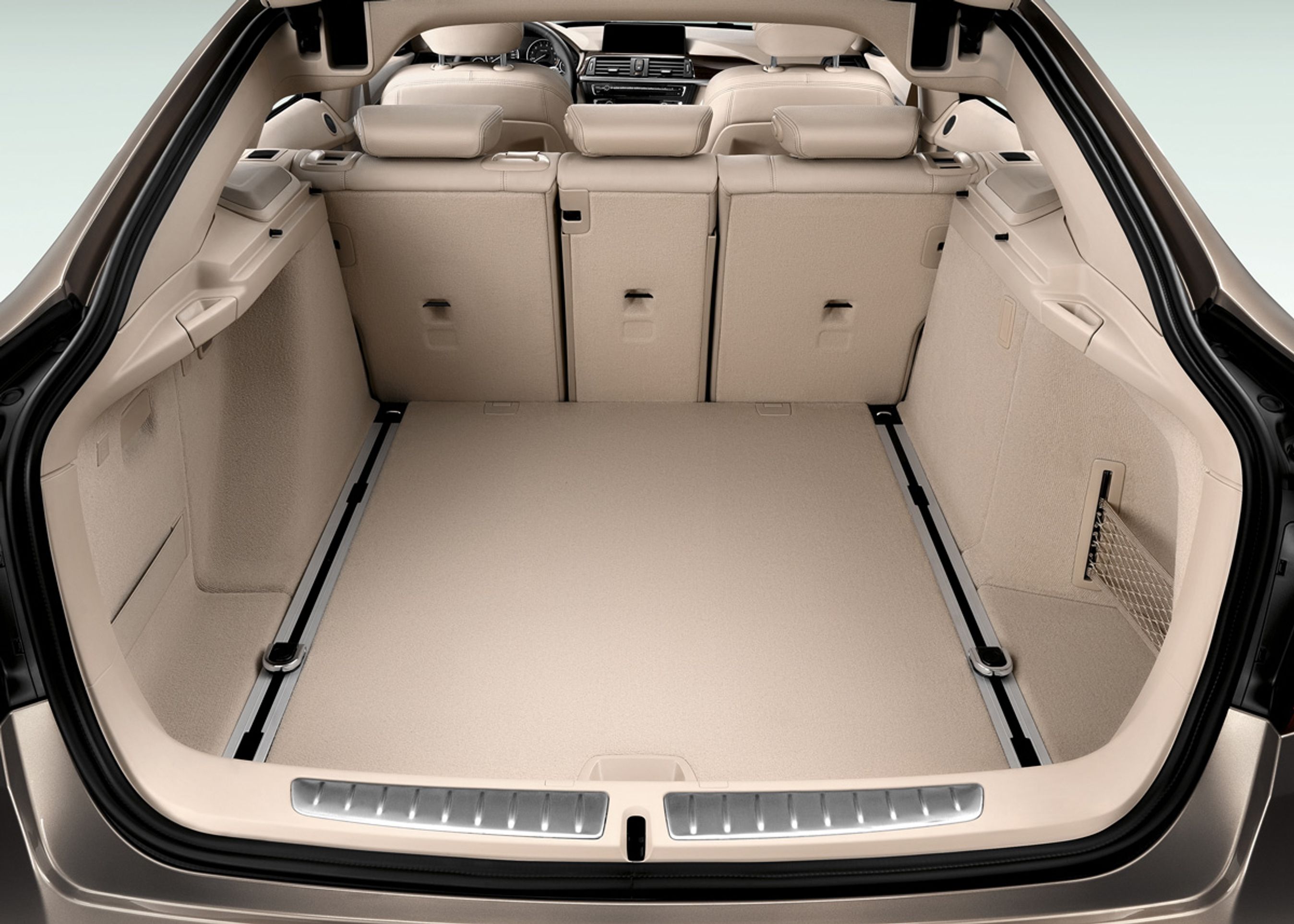 Bagagerummet er meget stort og reelt, har fikse detaljer og kan have LED-lysstriber.