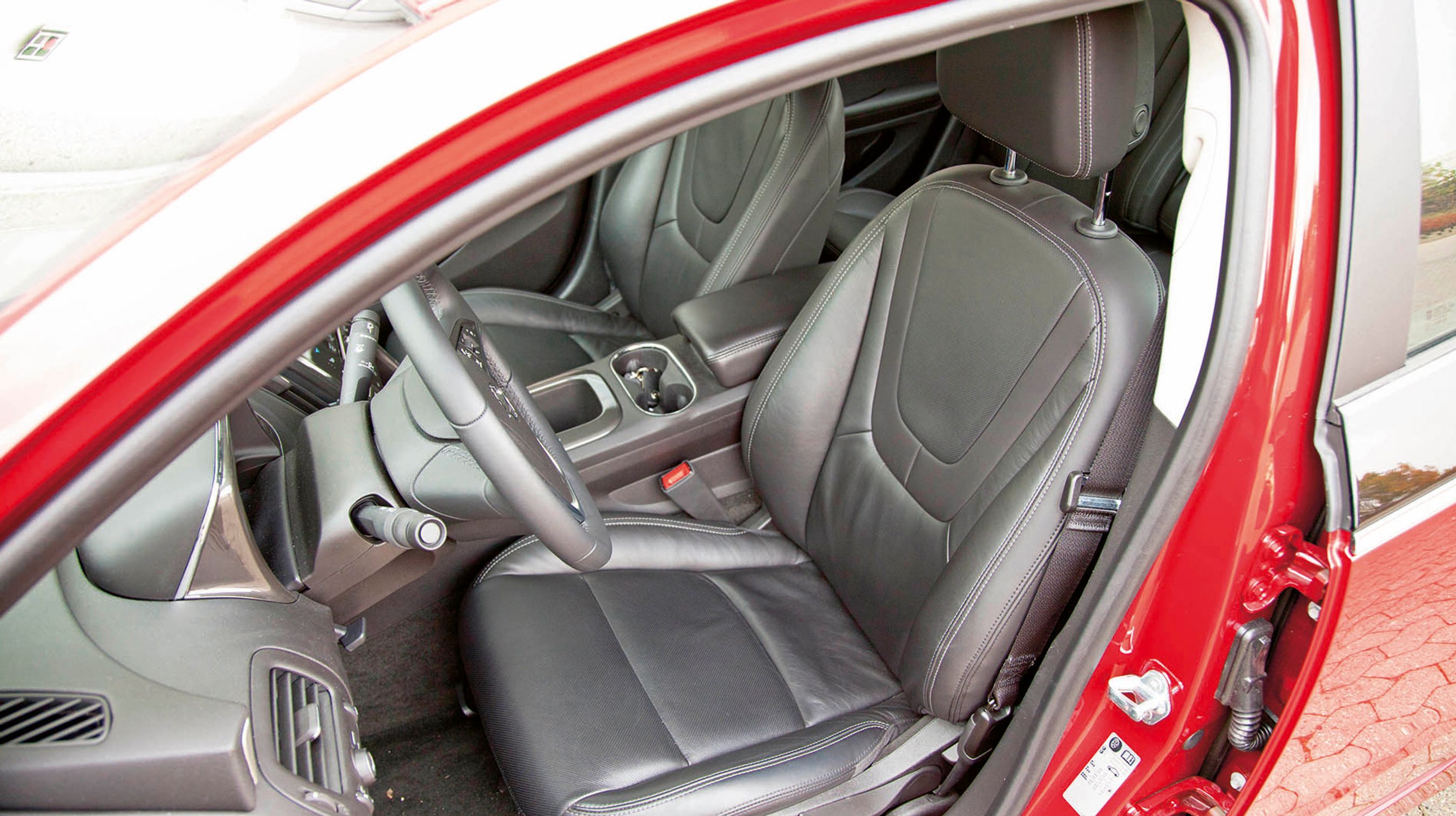 Man sidder fremragende i de store sæder. Læder er en del af en udstyrspakke til 35.000 kr.