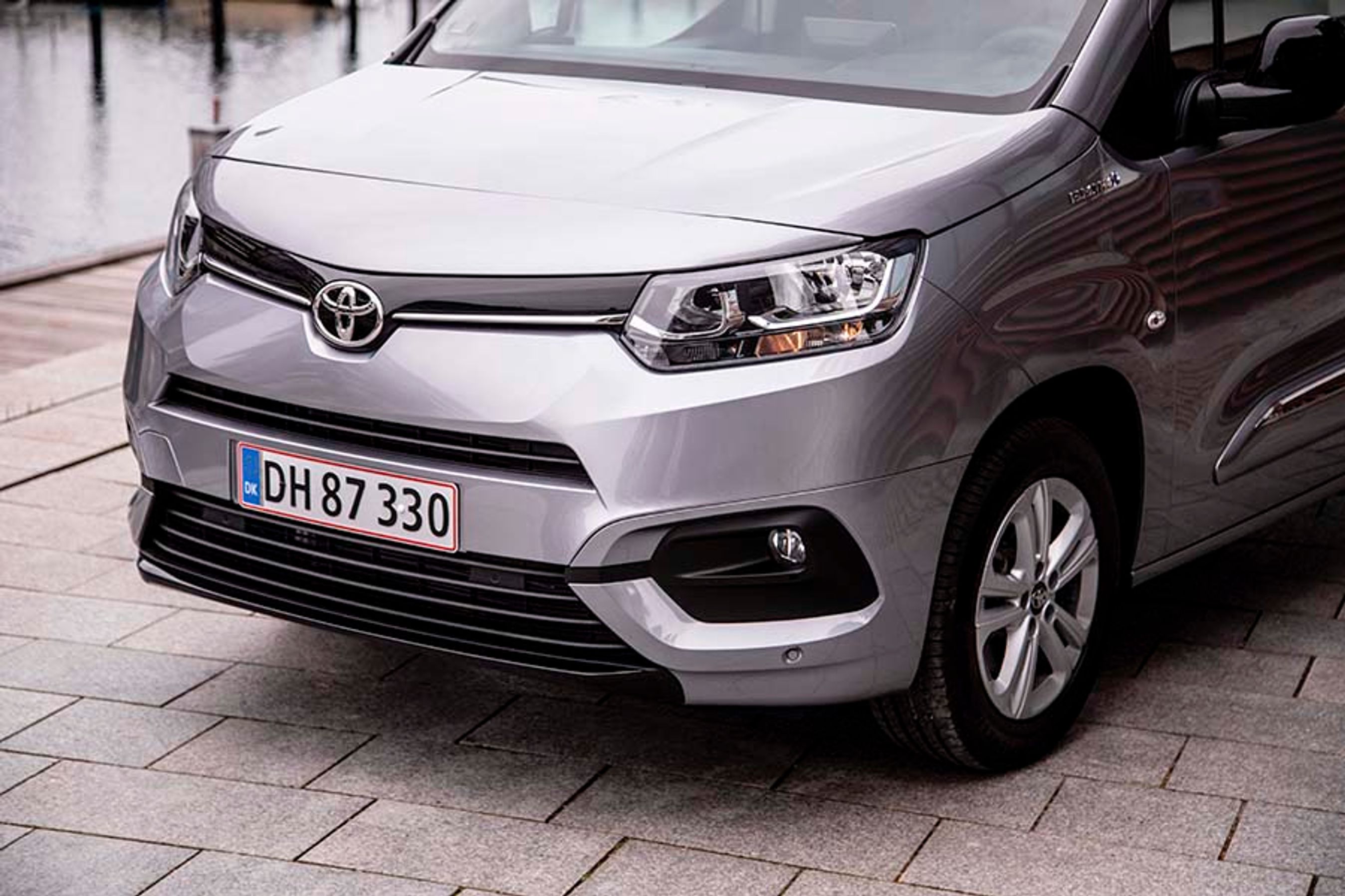 Fronten bærer et tydeligt Toyota-logo mellem forlygterne, der er af den traditionelle halogen-type. Der er dog automatisk op- og nedblænding af det lange lys i Family-udgaverne.