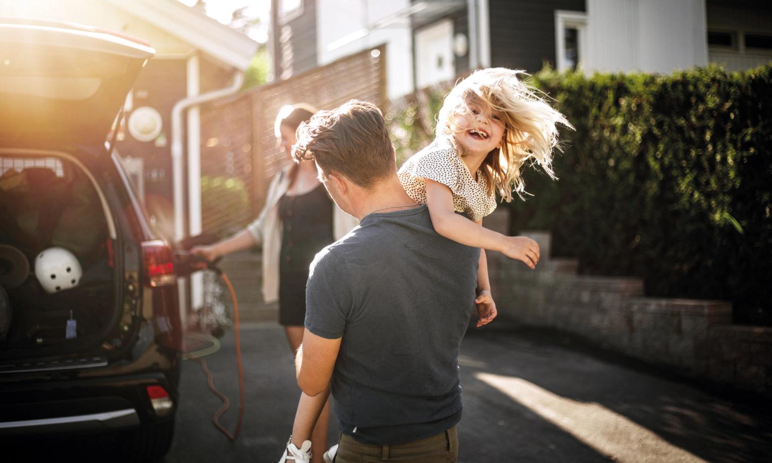 DCC Energi med familie der oplader elbil