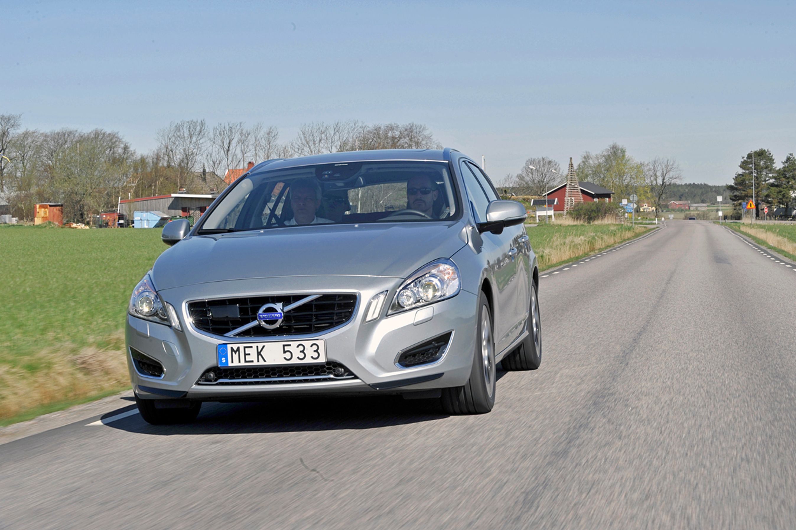 Volvo V60 D6 AWD er verdens første diesel-opladningshybrid. Op til 50 km fungerer den som elbil, derefter som hybridbil. Miljøbilen er ikke blot grøn, men også meget komfortabel og særdeles hurtig.