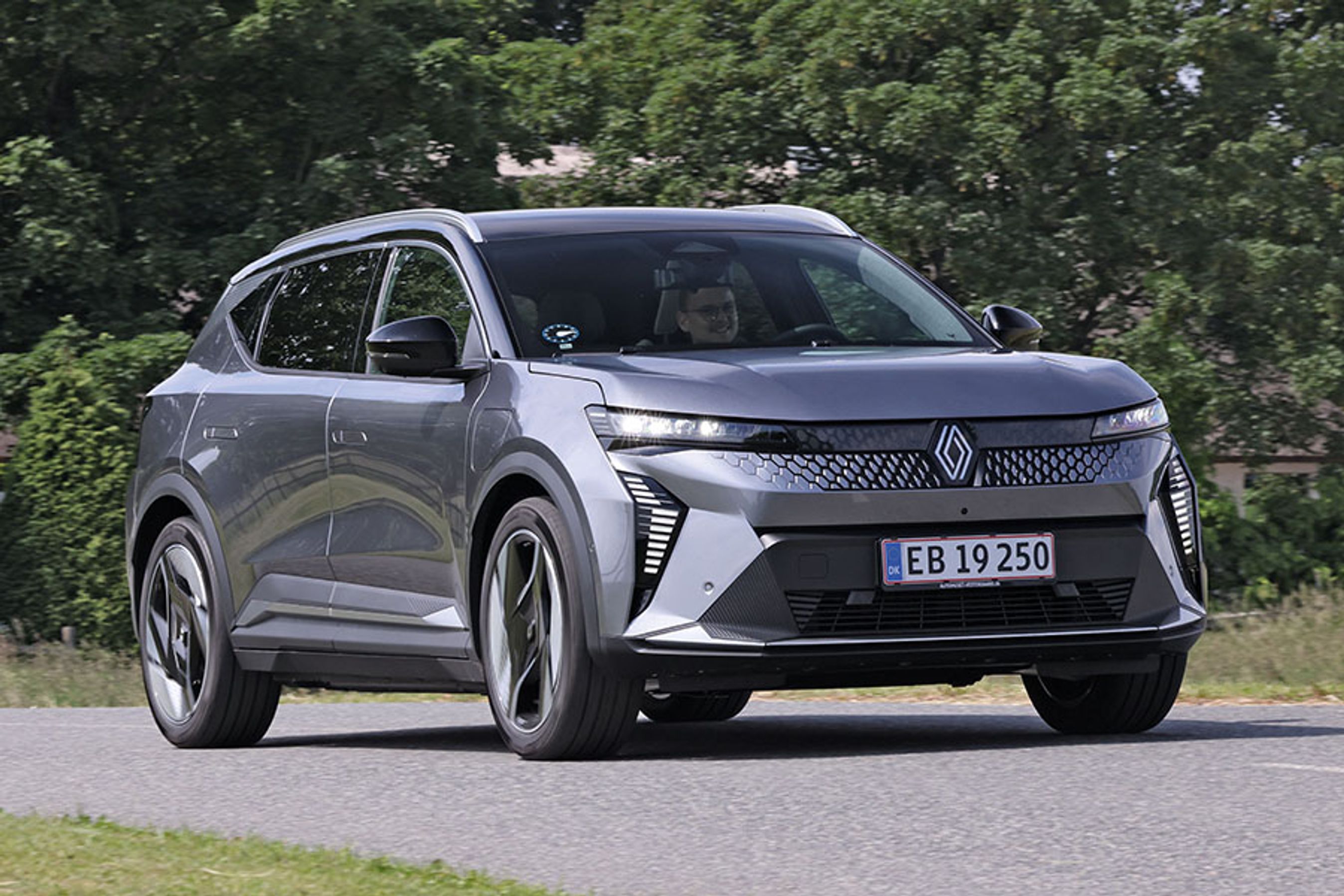 Fronten på elbilen er udformet med  et lukket panel med farvede polygoner i varierende størrelser med det nye Renault-logo i midten. Under forlygterne er der to lodrette kørelyslygter med små vandrette felter.