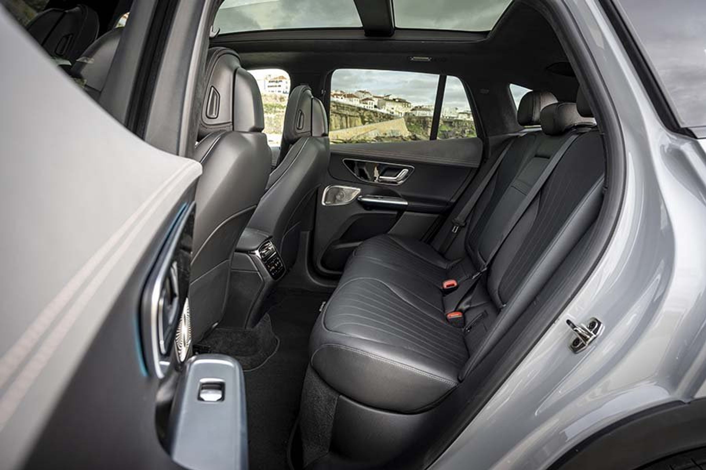 Bagsædet i en Mercedes EQE SUV