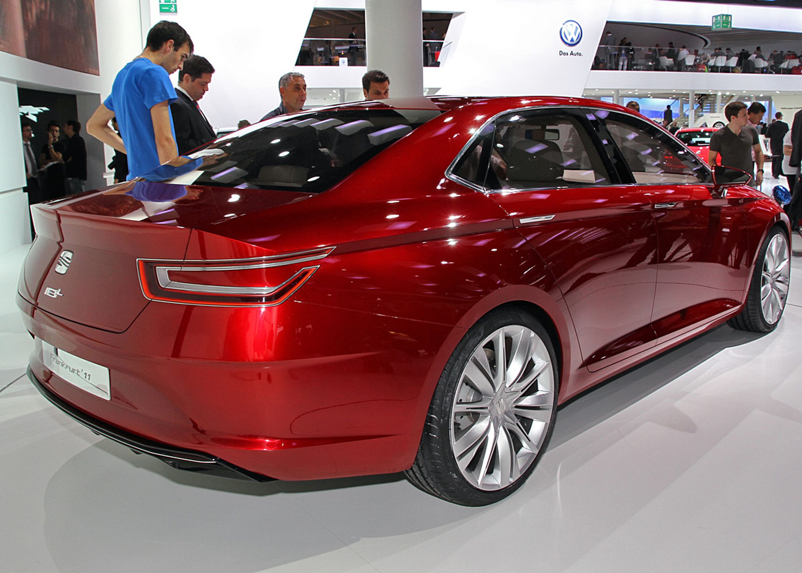 Seat IBl er tilsyneladende bygget på platformen fra den nuværende VW Passat, men det siger ikke nødvendigvis noget om teknikken i en eventuel produktionsmodel.